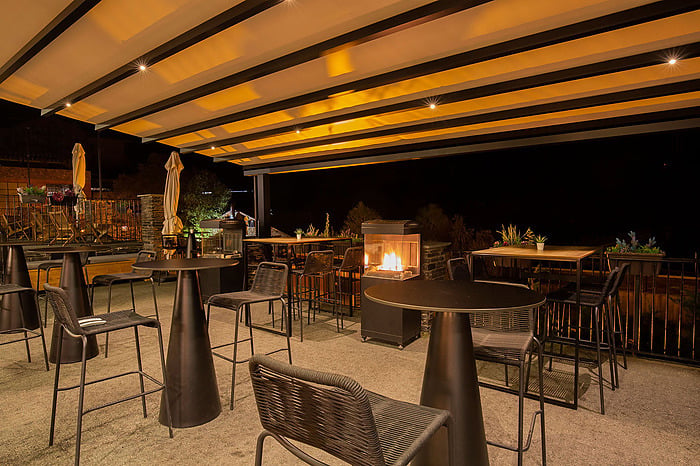 Modern hotel event space with balloon decorations and seating, perfect for NEXTA: Corporativa.
