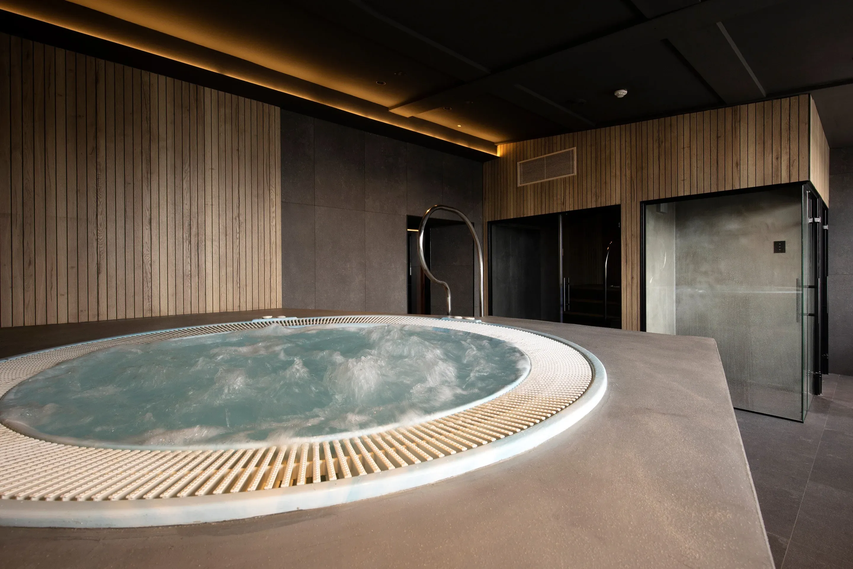 Jacuzzi de spa NEXTA: Corporativa. Relájate en nuestras instalaciones de lujo.