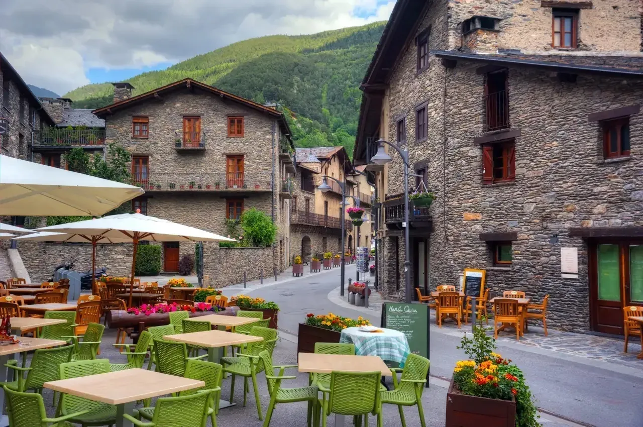 Terrasse d'hôtel NEXTA: Corporative dans village de montagne avec architecture en pierre.