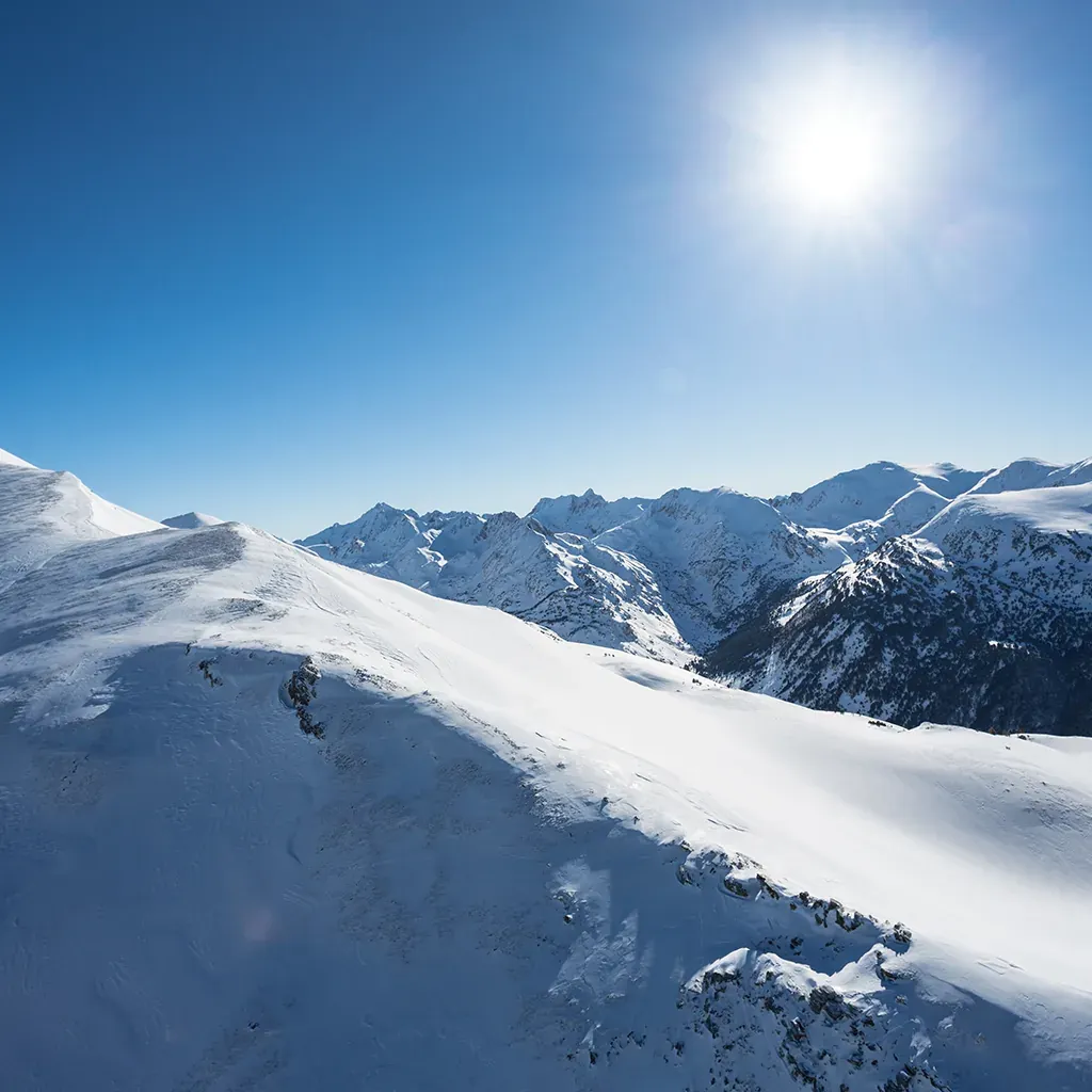 NEXTA: Corporativa vue d'hiver d'hôtel dans les stations de ski.