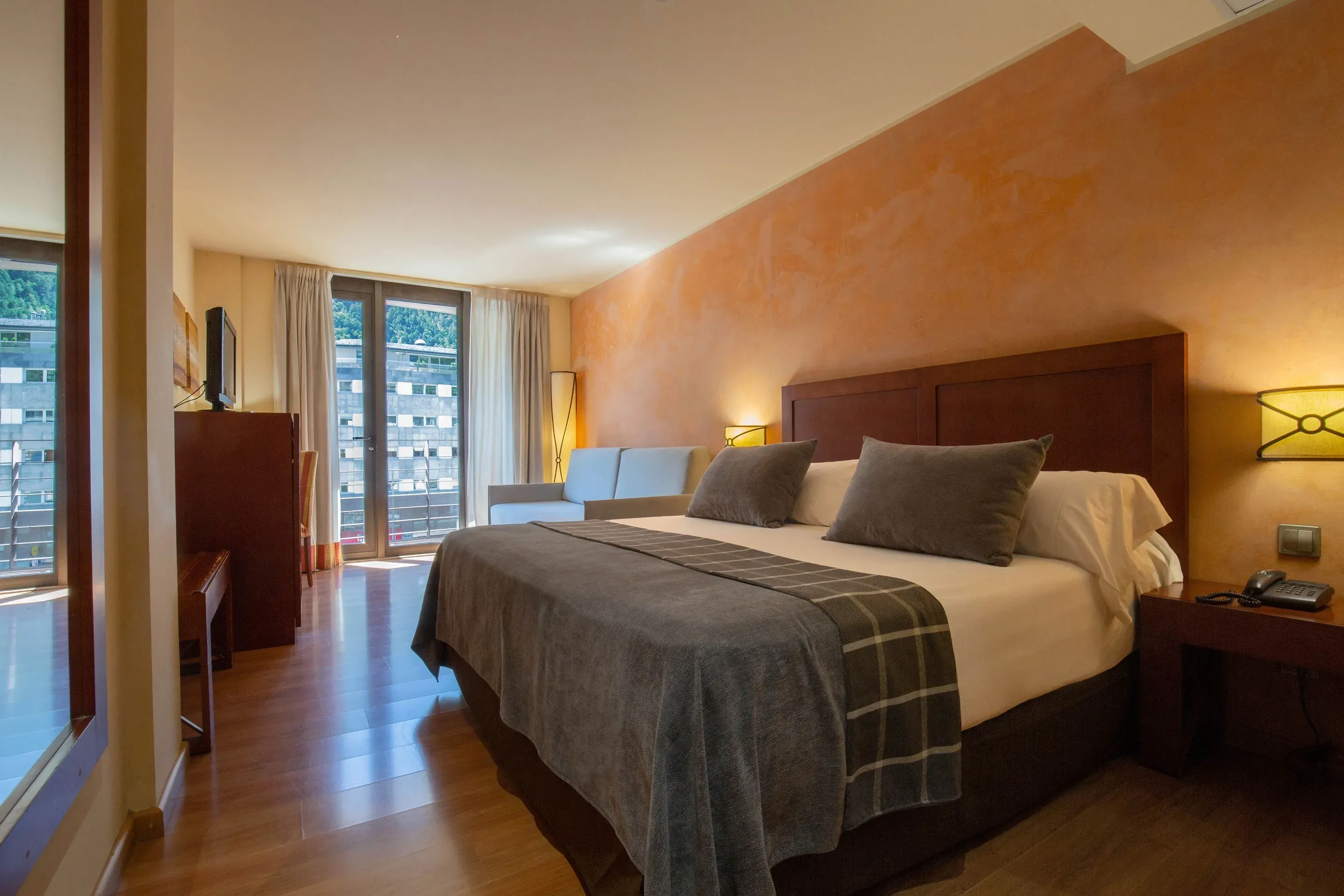 Chambre double confortable dans l'Hôtel Màgic Andorre-la-Vieille avec vue sur les montagnes.