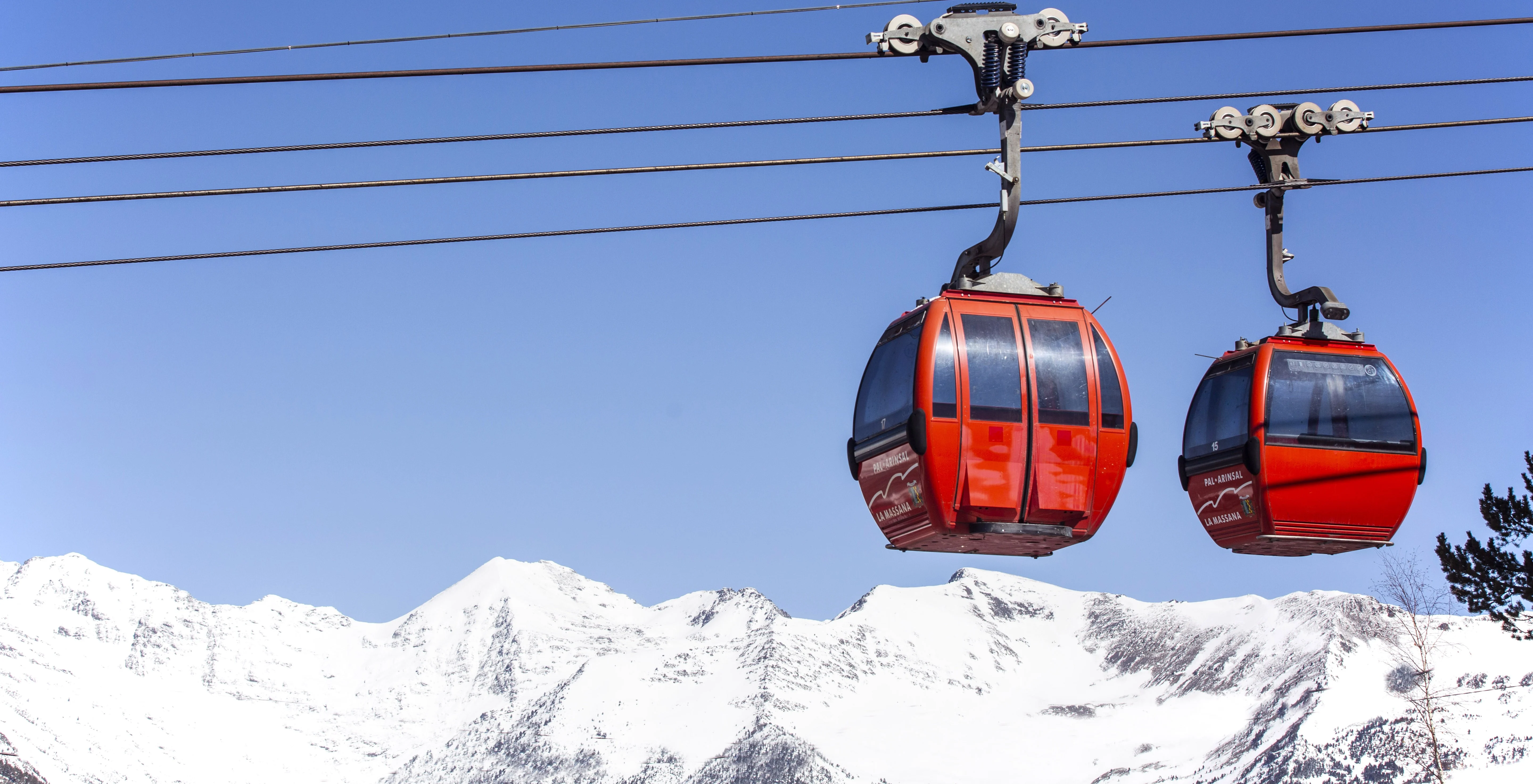 Teleférico cubierto de nieve en Hotel Màgic Ski | La Massana, Andorra. Reserva tu estancia.