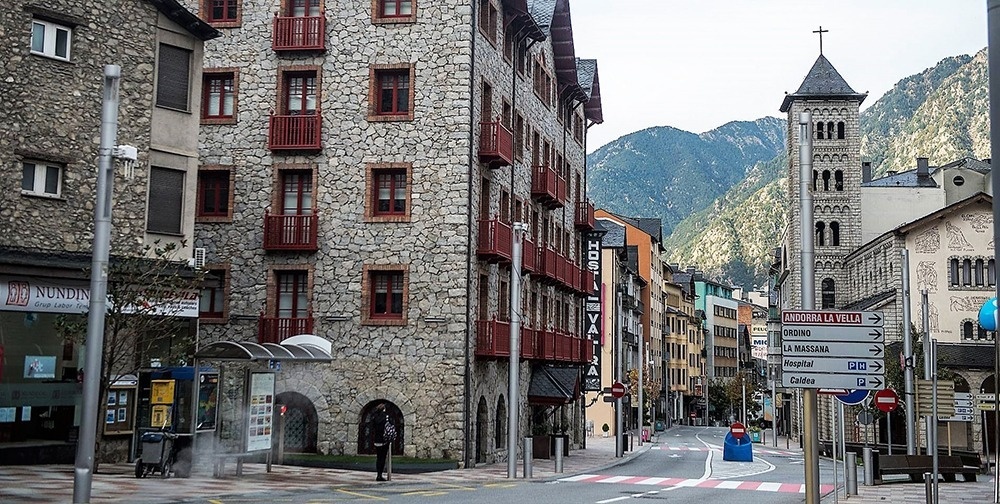 una pista de esquí está rodeada de montañas cubiertas de nieve