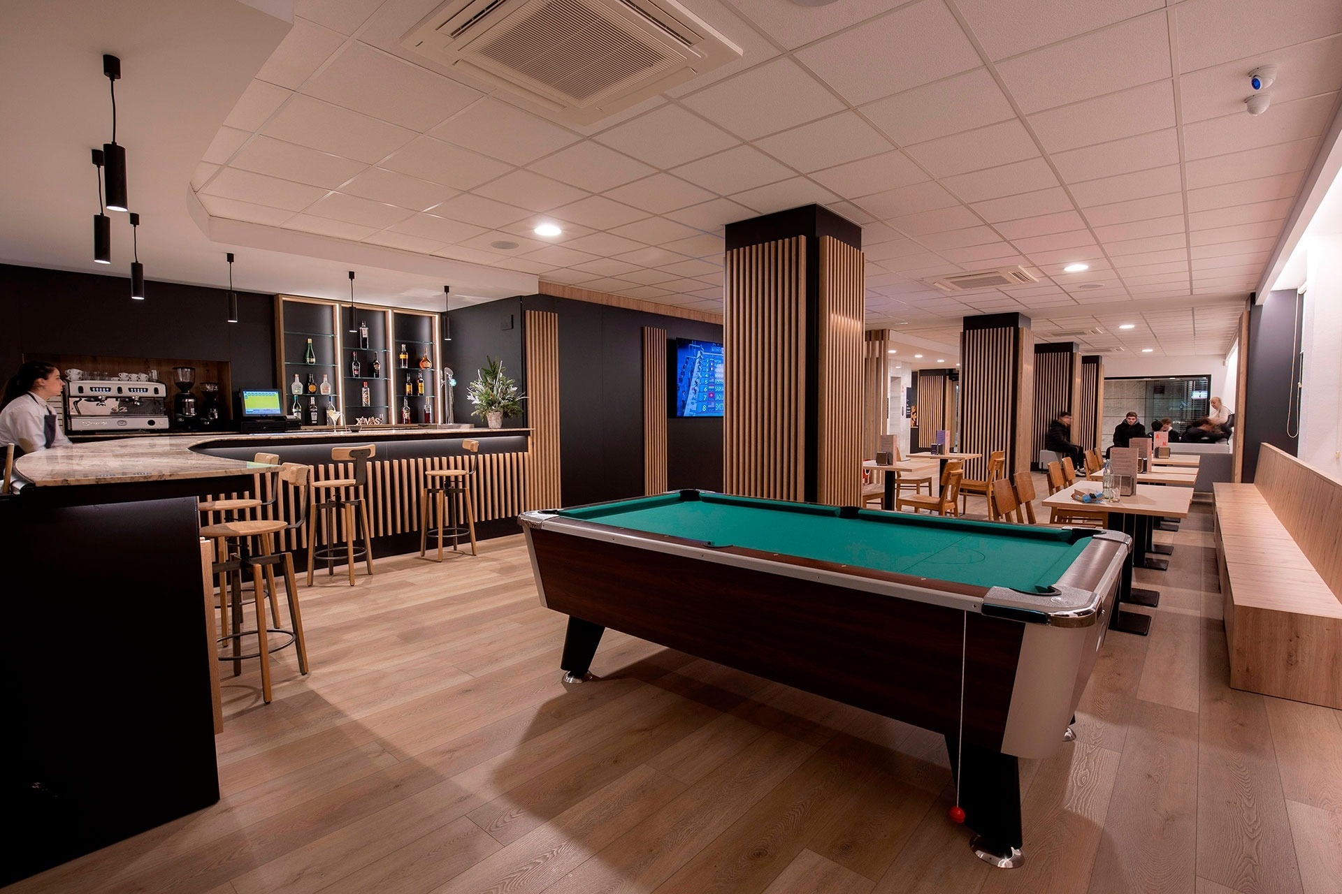 une salle à manger avec des chaises et des tables