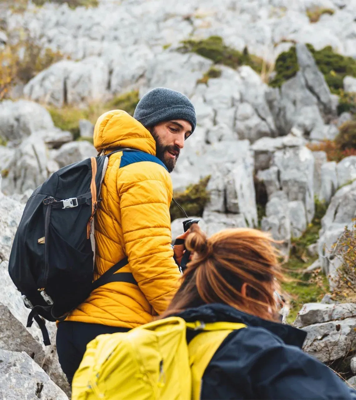 NEXTA: Corporative - Randonneurs avec sacs à dos en terrain montagneux rocailleux