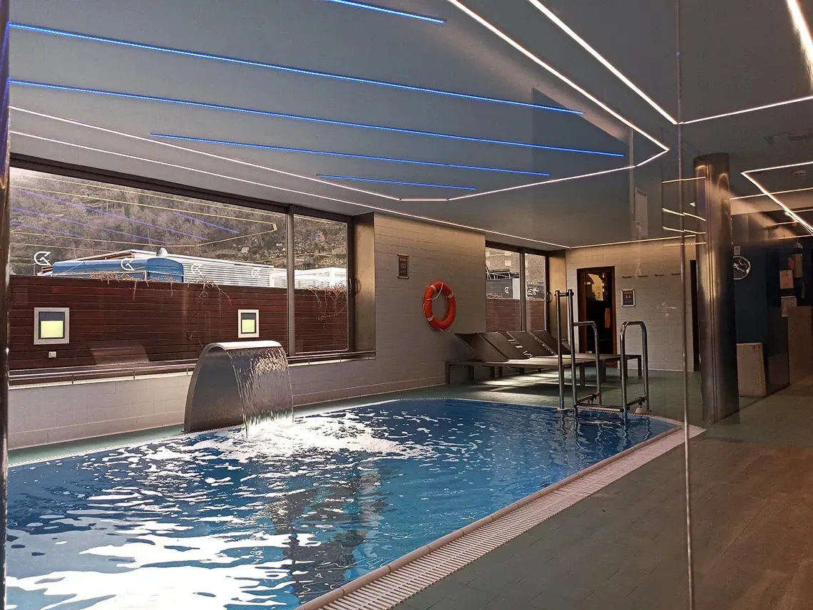 Jacuzzi amb llums LED blaves i roses, ideal per a la relaxació NEXTA: Corporativa.
