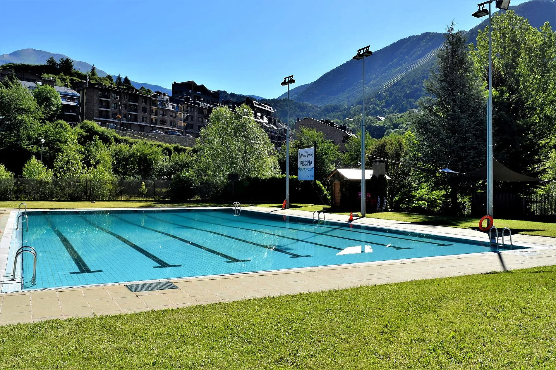 Hotel Marco Polo | Nexta | Andorra | Official Web: Outdoor pool with mountain views in summer.
