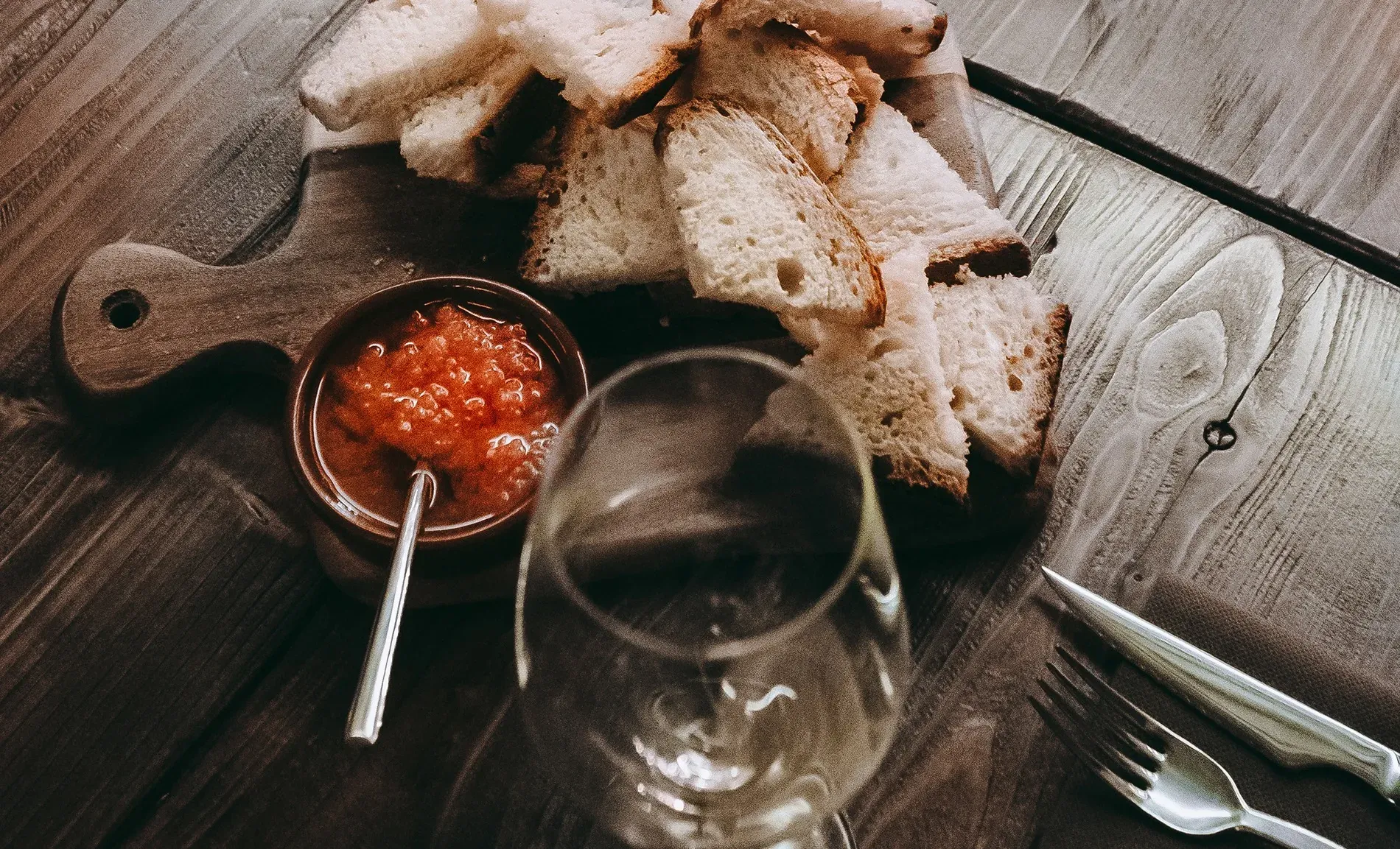 NEXTA: Corporativa - Toasted bread with dip and cutlery, ready for a culinary experience.