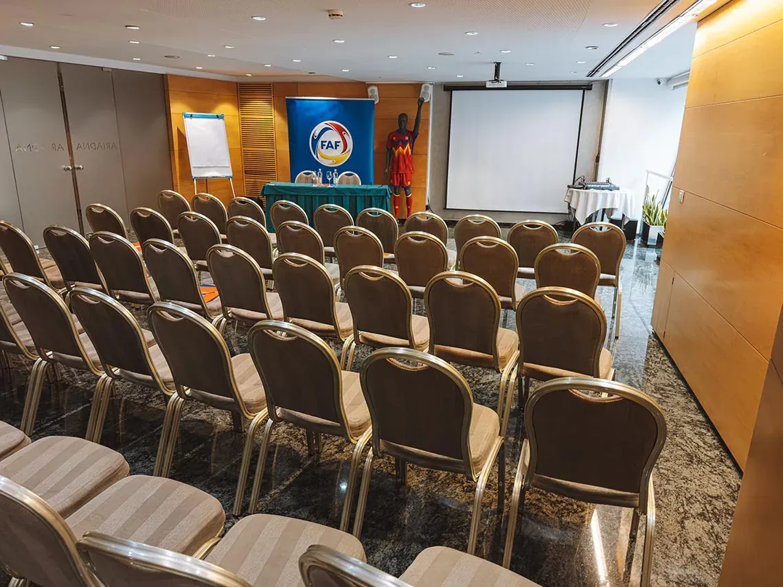 Sala d'esdeveniments NEXTA Corporativa amb cadires daurades i taules blaves.
