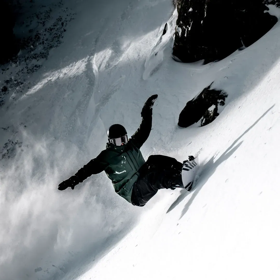 NEXTA: Corporativa – Snowboarder in action, capturing the spirit of adventure.