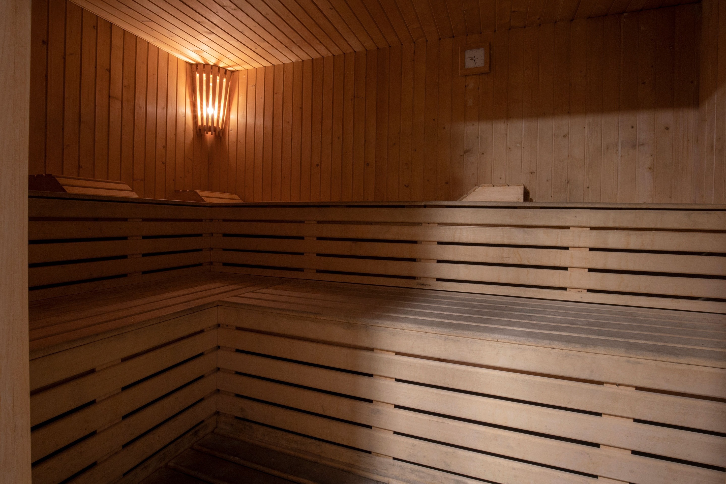 un sauna en bois avec des sièges et un plafond en bois