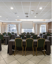 Sala de conferencias del hotel, lista para reuniones y eventos, con mesas y sillas para NEXTA: Corporativa.