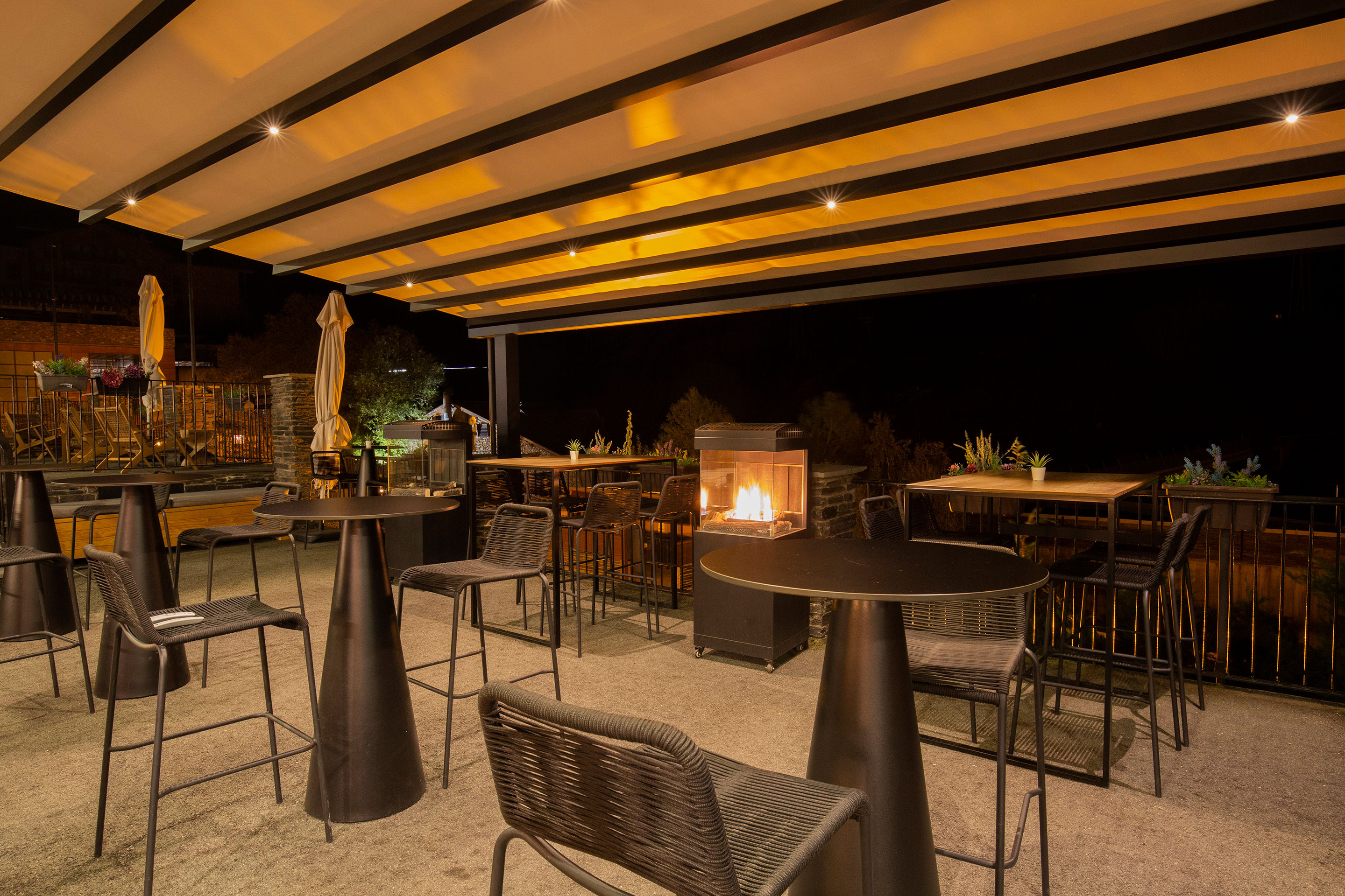 Taula amb tast de vins i formatges amb vistes a la muntanya, ideal per a un aperitiu NEXTA: Corporativa.