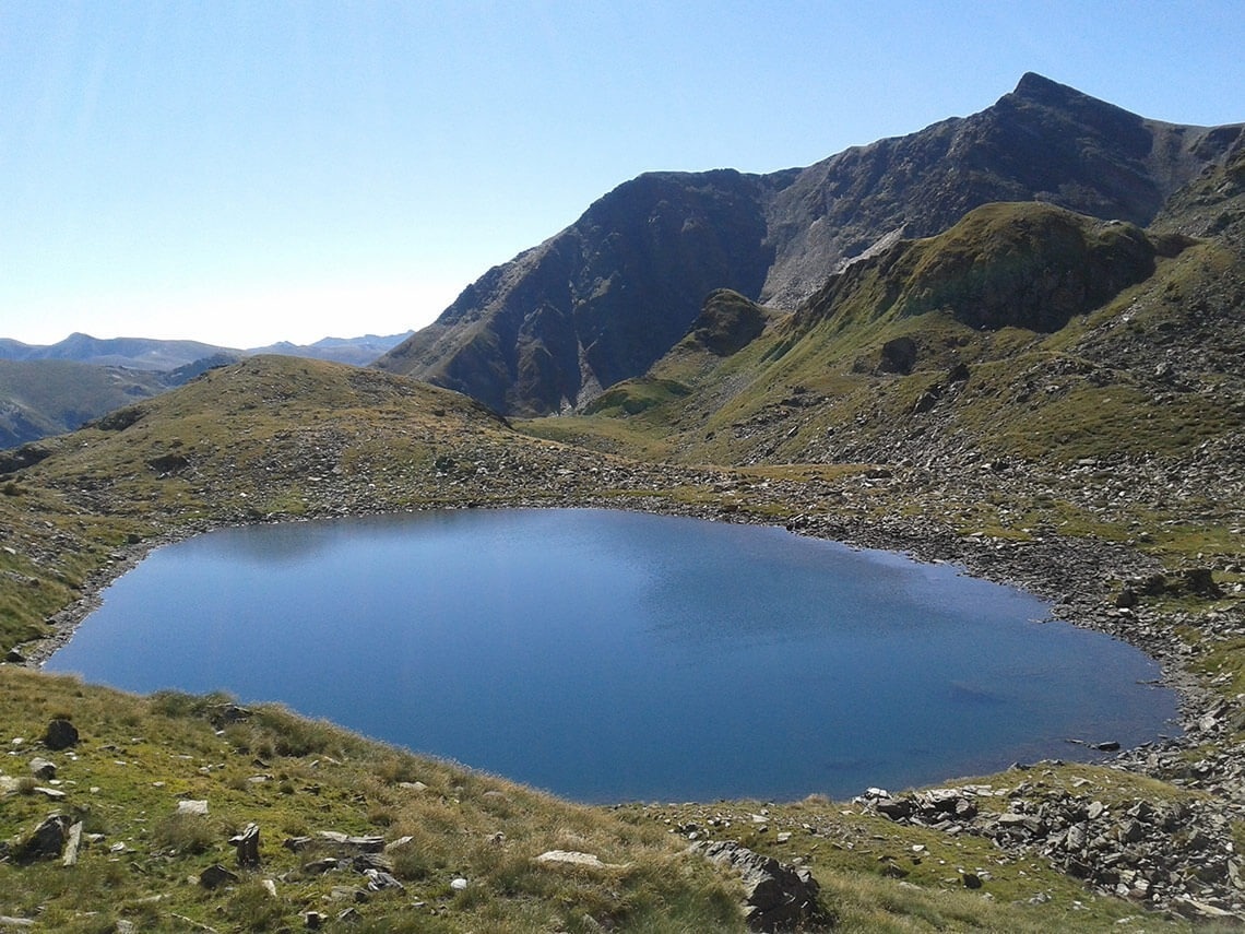 un lac dans les montagnes avec une montagne en arrière-plan