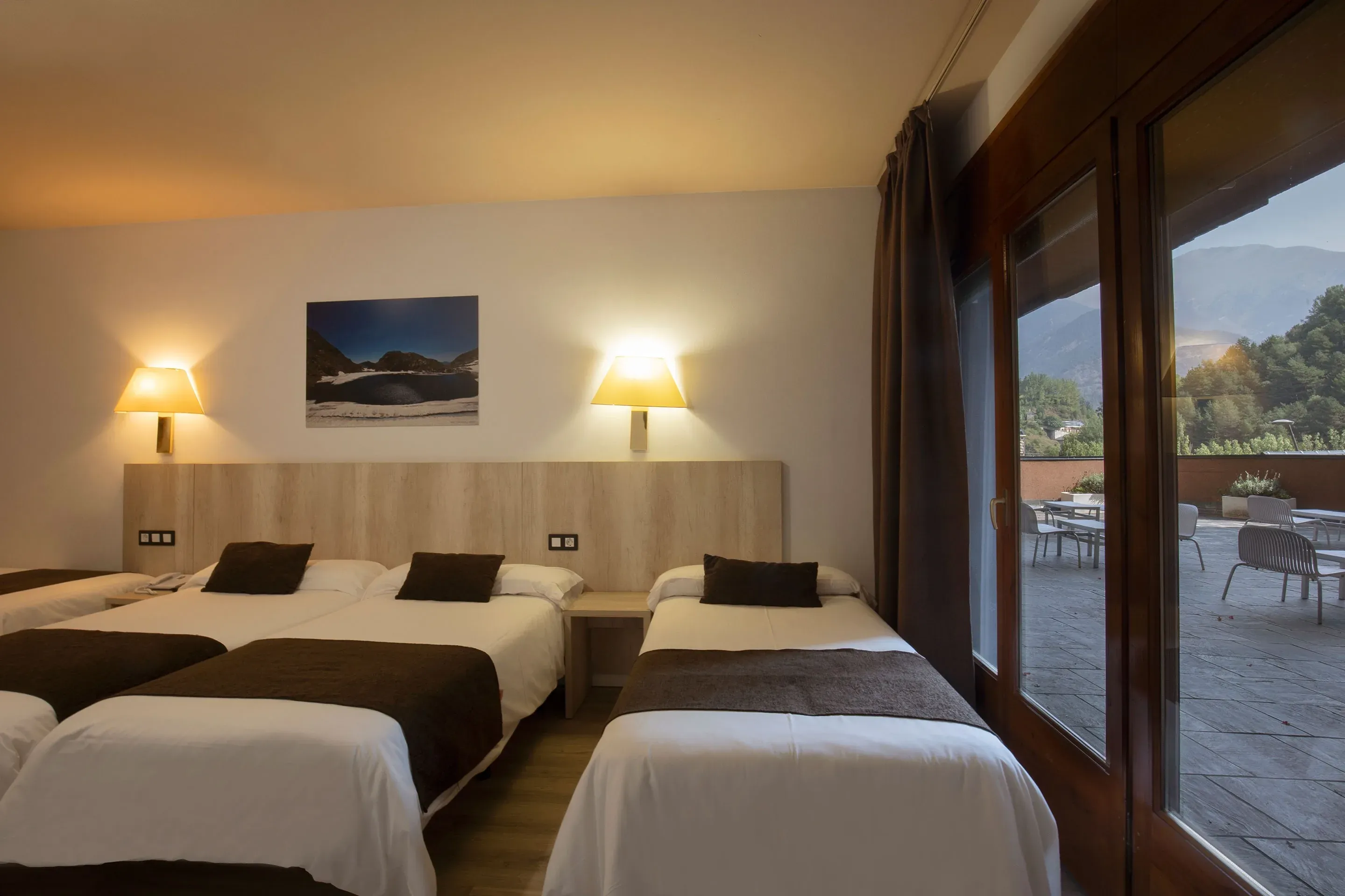 Chambre triple confortable à l'Hôtel Marco Polo, avec vue sur les montagnes.