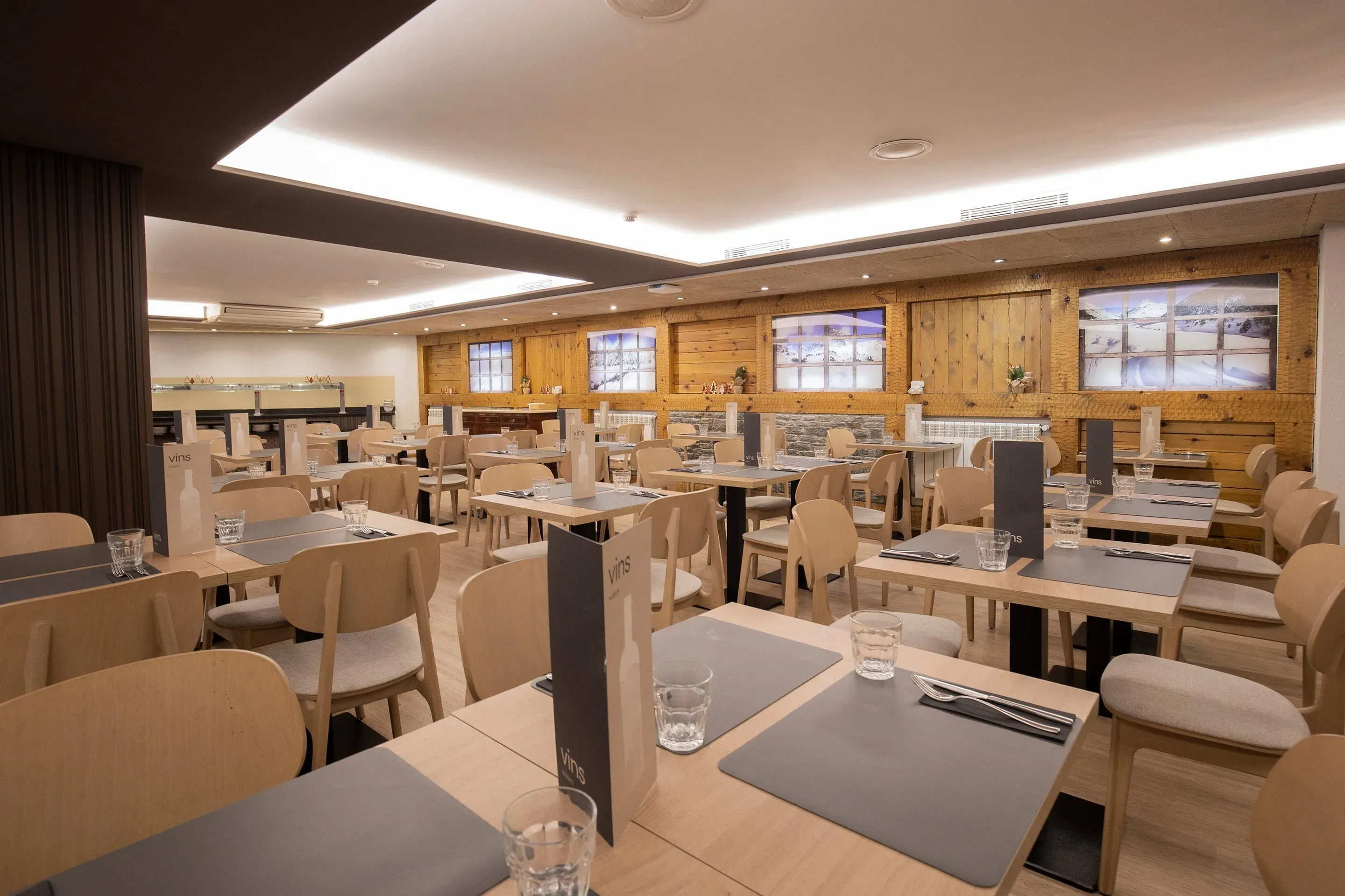 Salón de restaurante NEXTA: Corporativa con mesas de madera y sillas claras, ideal para eventos.