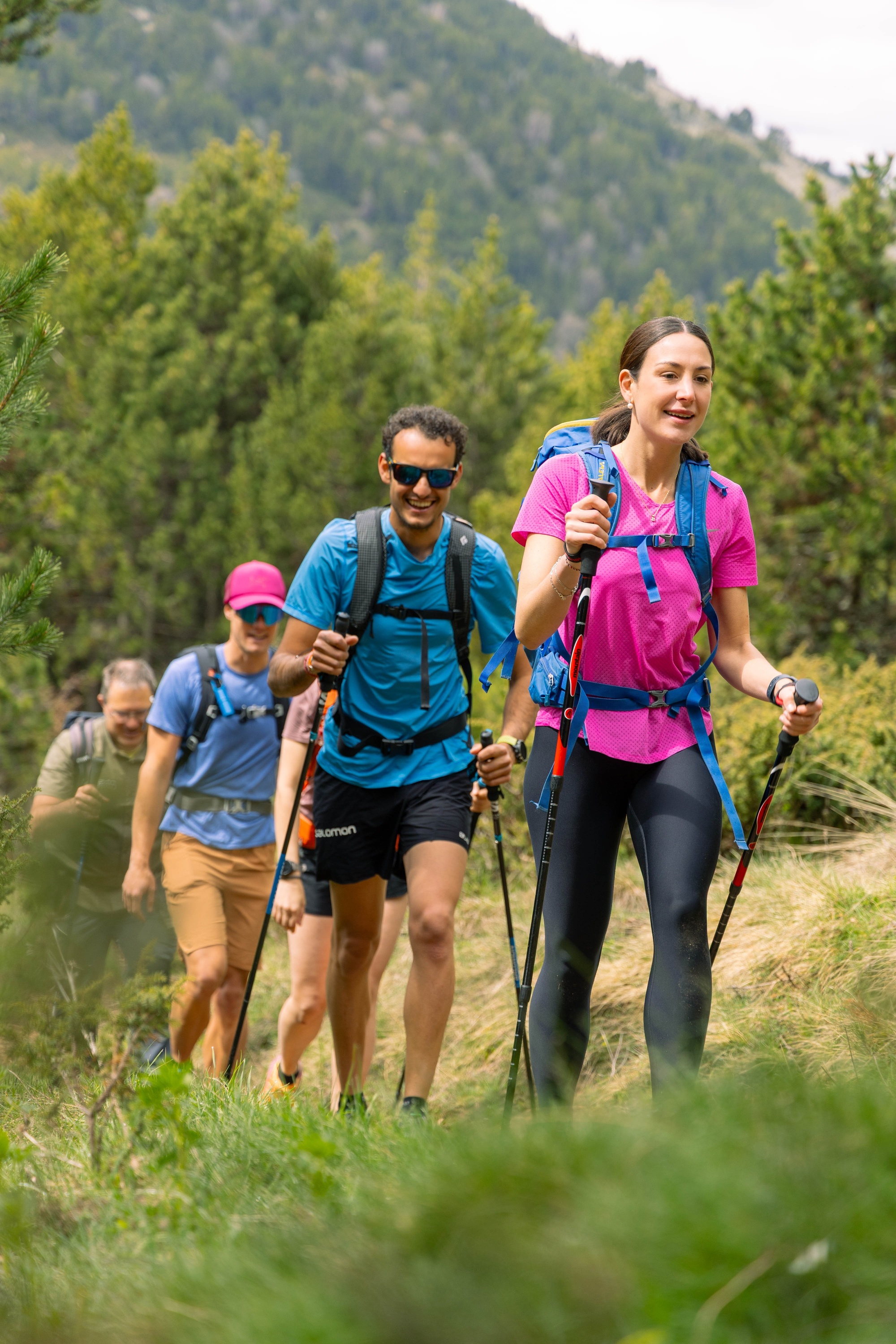 un jove carrega la bateria de la bicicleta