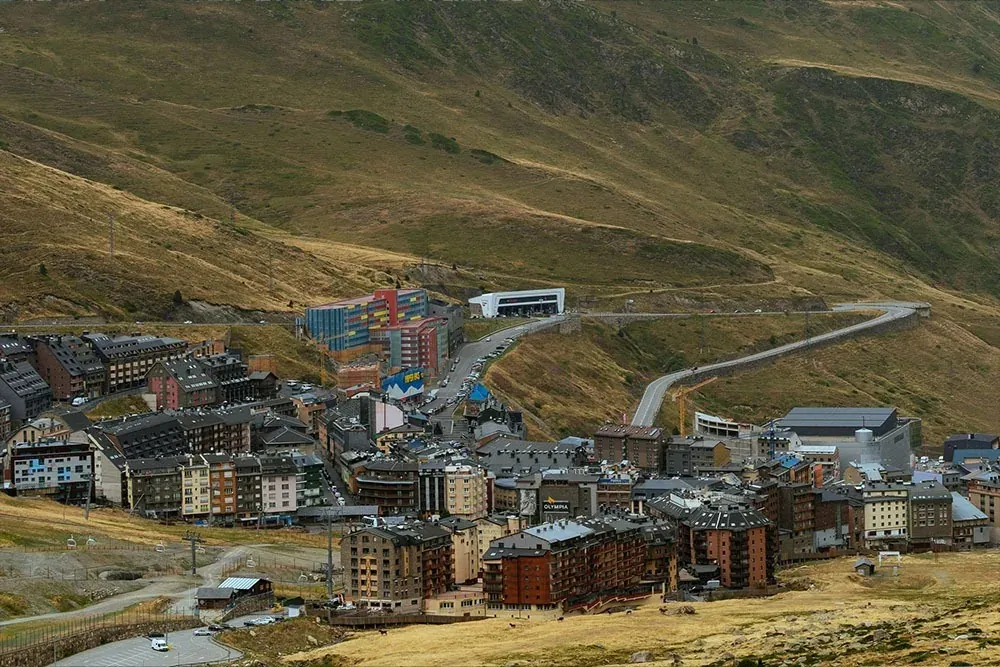 Vistas de hotel NEXTA: Corporativa en paisaje de montaña, arquitectura alpina.