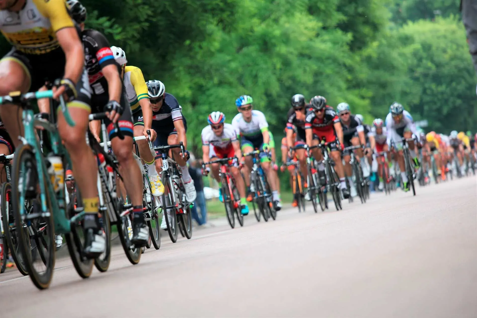 Ciclistes corren, propera corporativa NEXTA: ambient de treball en equip