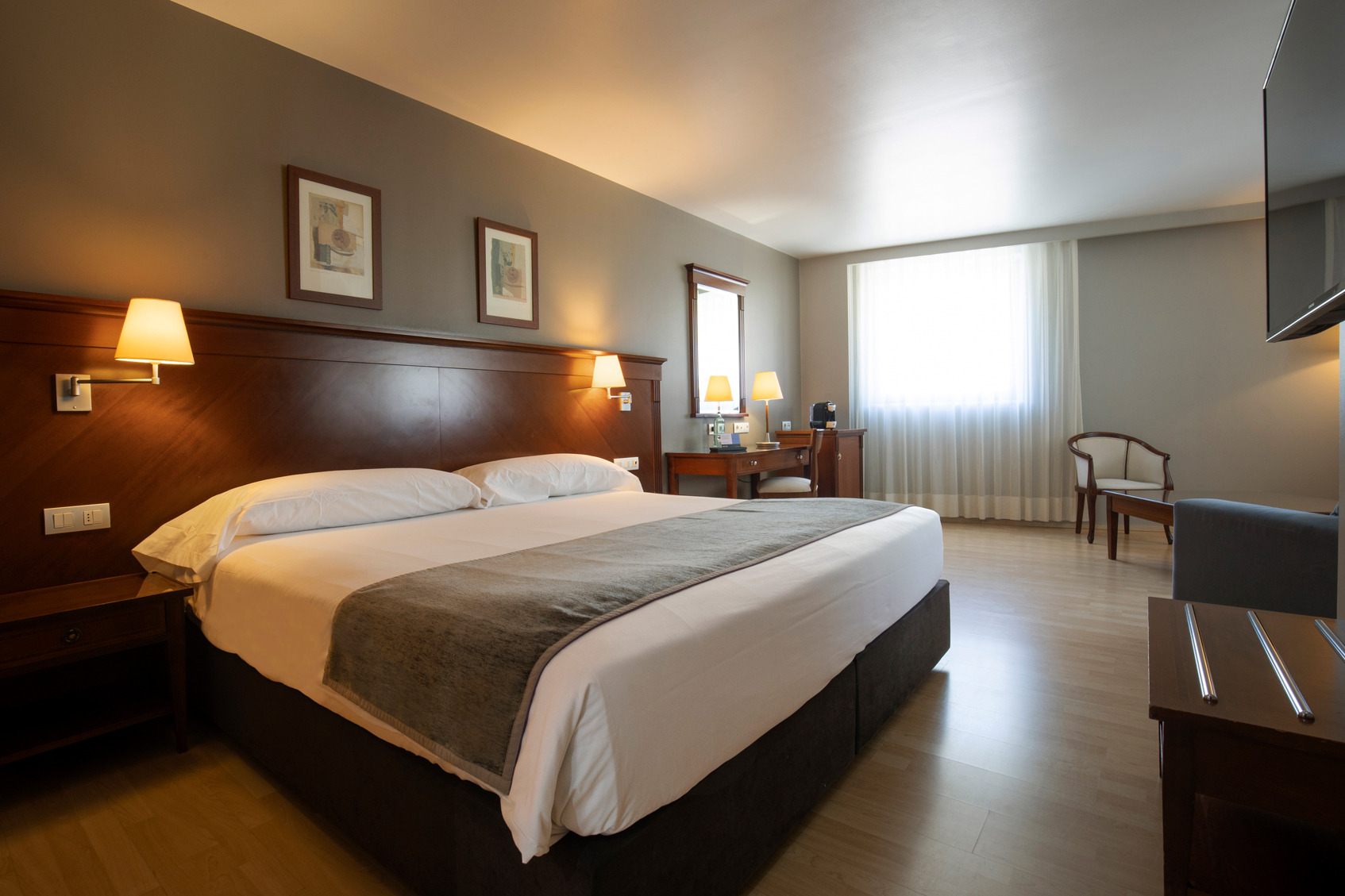 Habitació d'hotel amb llit gran, escriptori i cafetera Hotel Nexta Escaldes | Hotel 4 Estrelles a Andorra | Web Oficial.