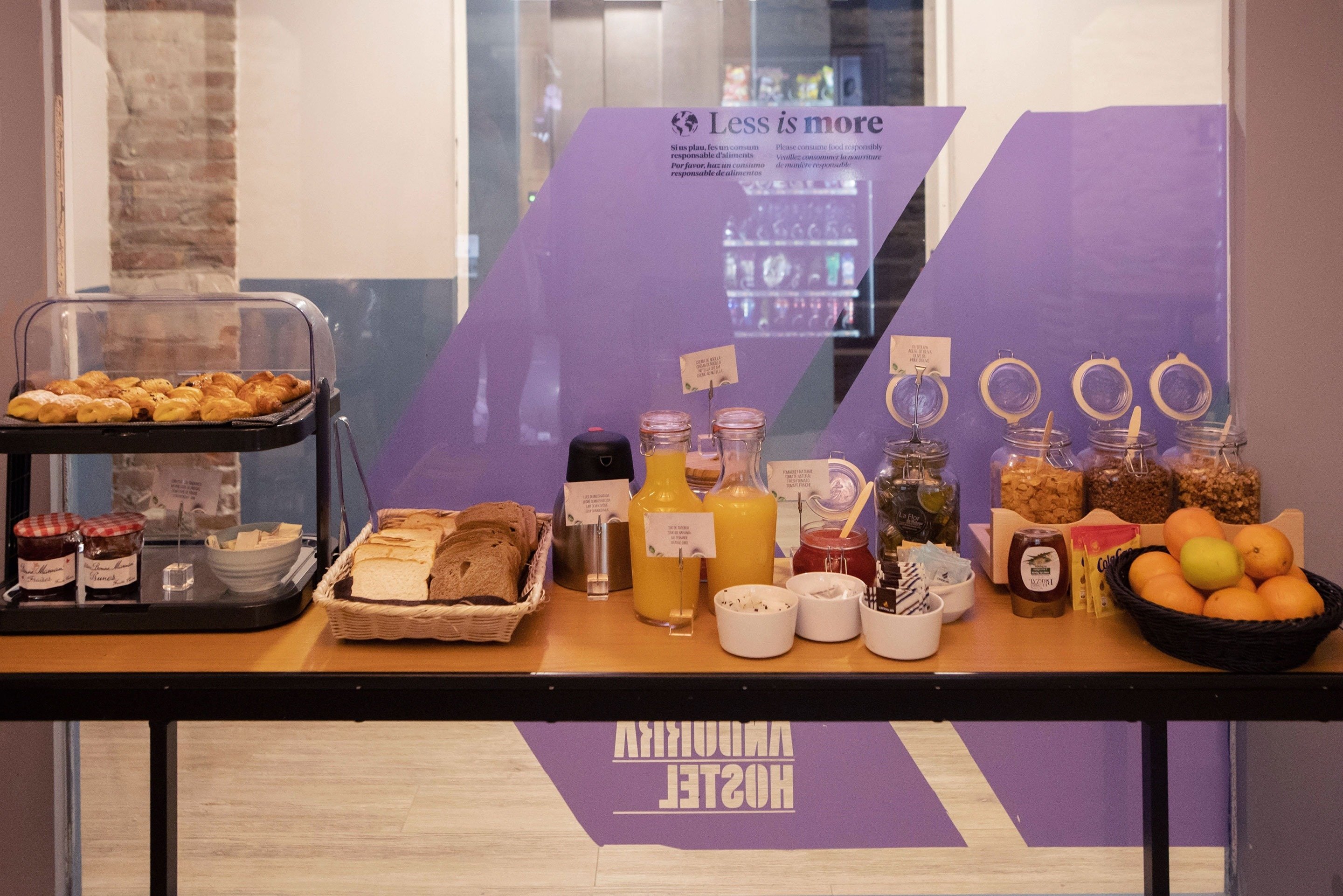 une table de petit-déjeuner avec une affiche violette qui dit moins et plus