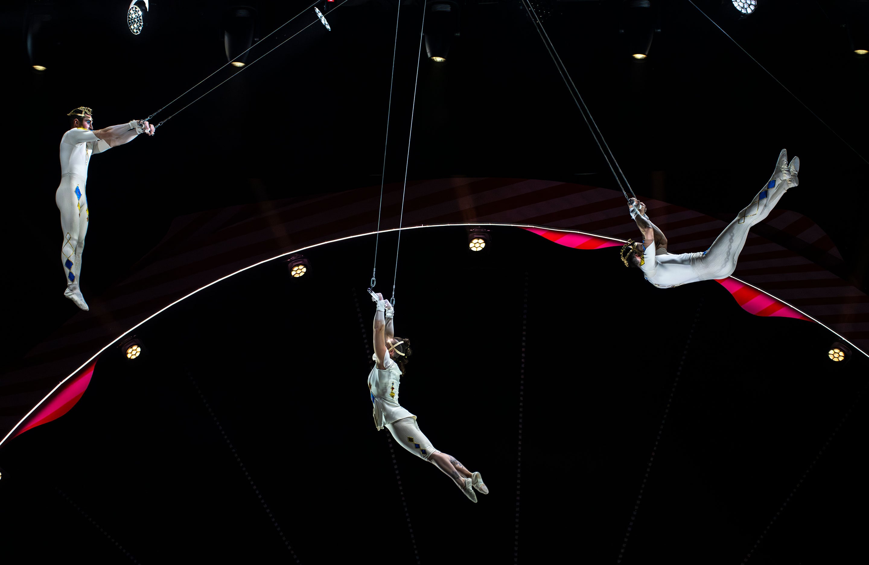 Aéreos acróbatas en trapecio actuando en un evento corporativo o hotel NEXTA: Corporativa.