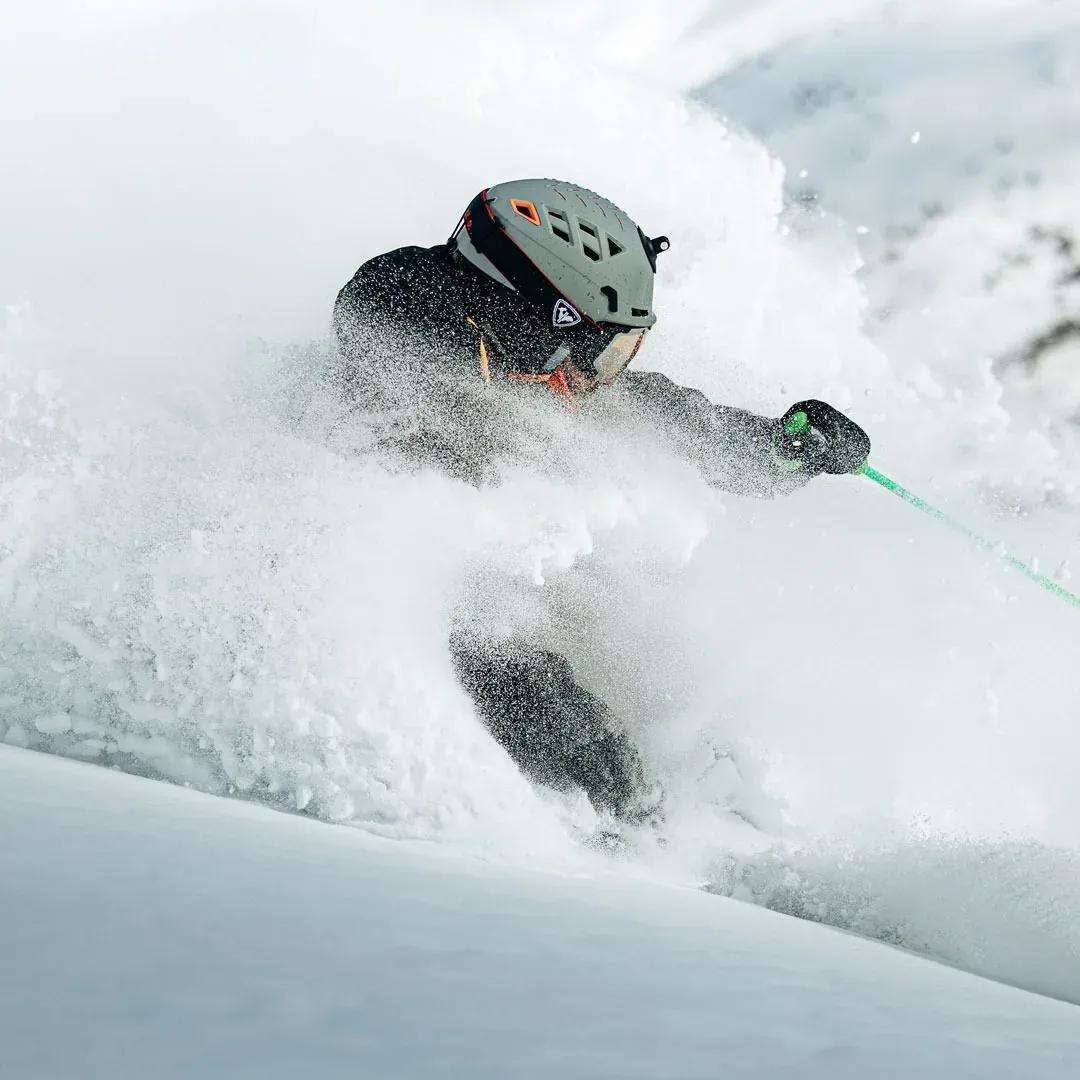 NEXTA: Corporativa: skier enjoys powder snow, an unforgettable sporting experience.