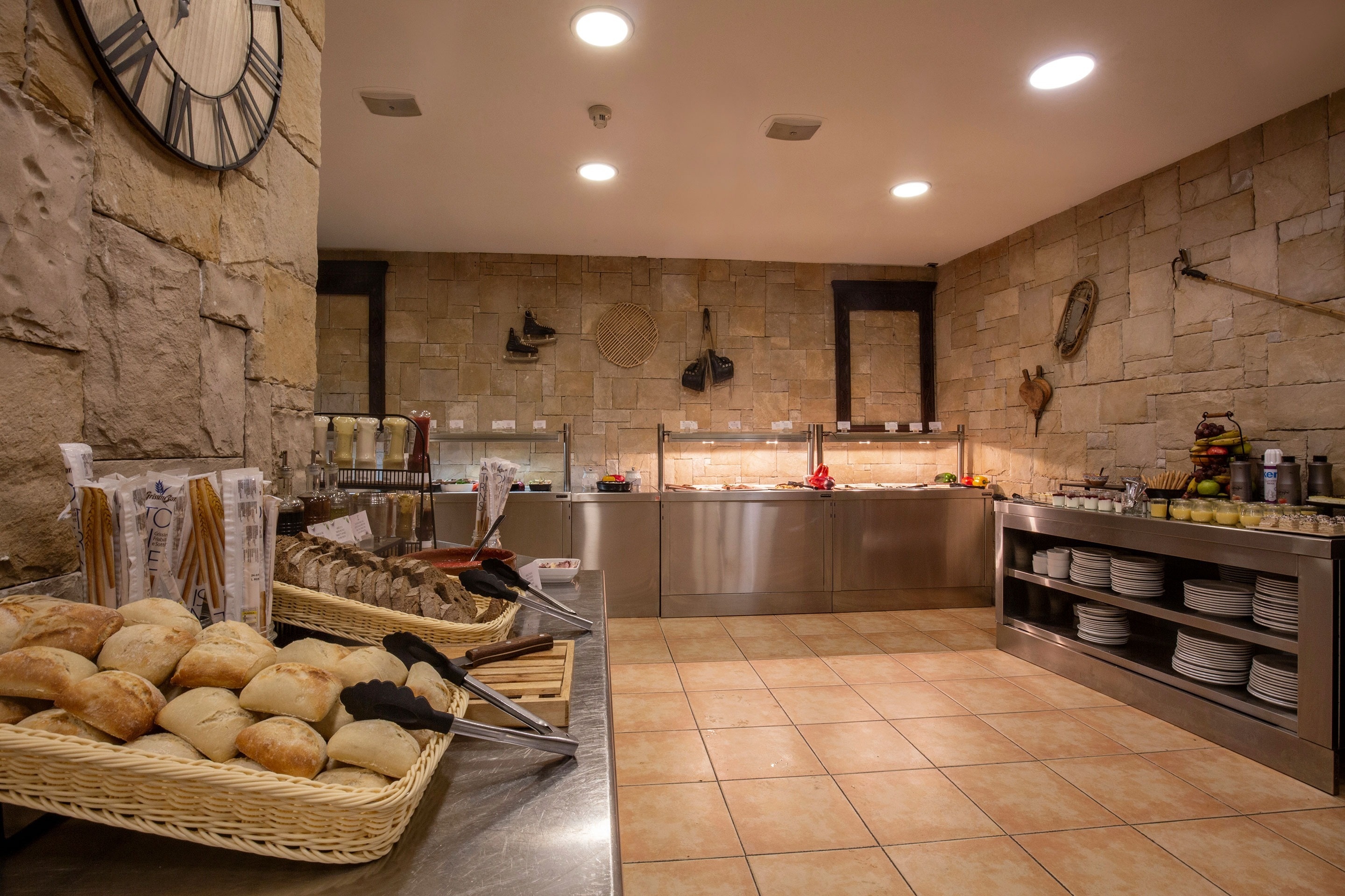 una cocina con un reloj en la pared y un montón de comida