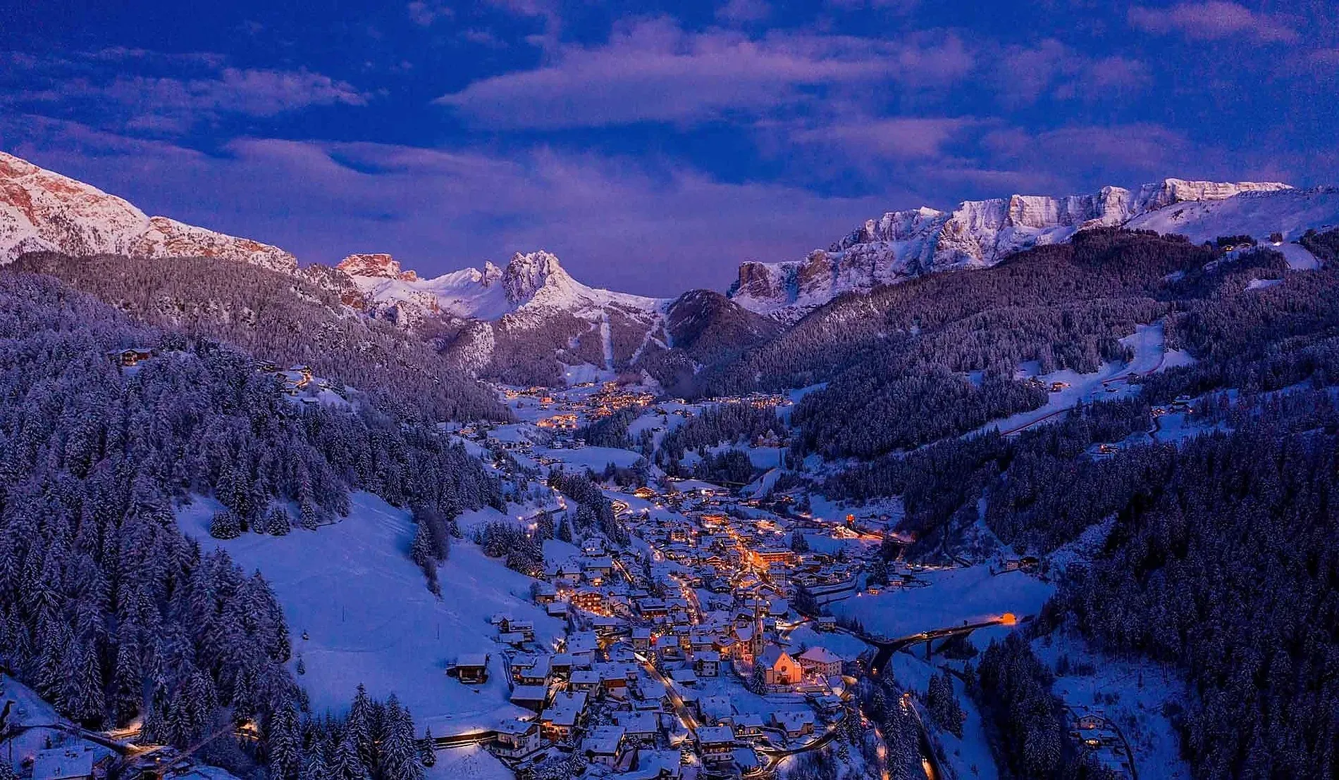 Village enneigé et montagnes : idéal pour les événements NEXTA Corporativa.
