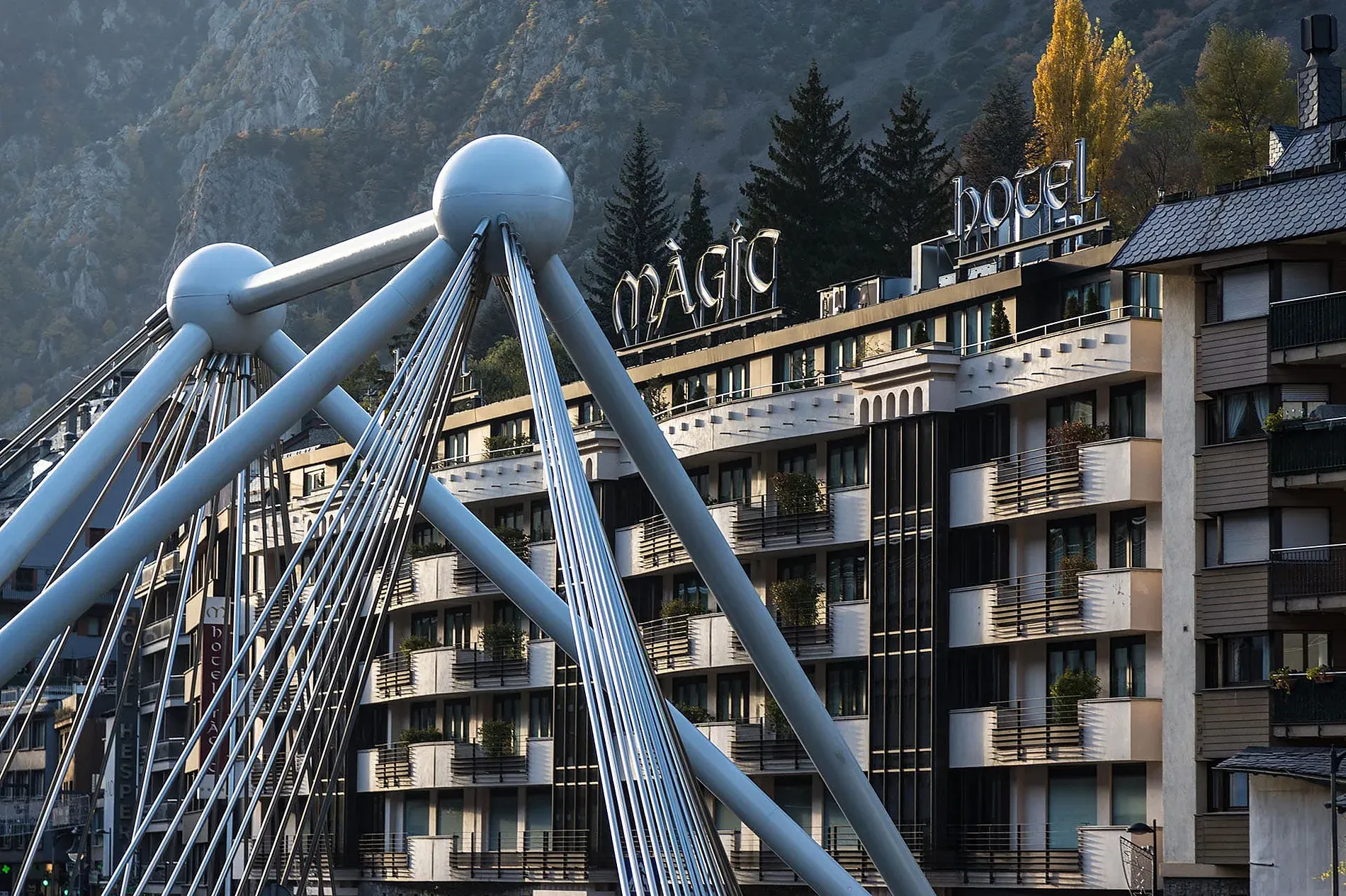 Hotel Màgic Andorra la Vella: Vistas únicas desde el puente, reserva ya.