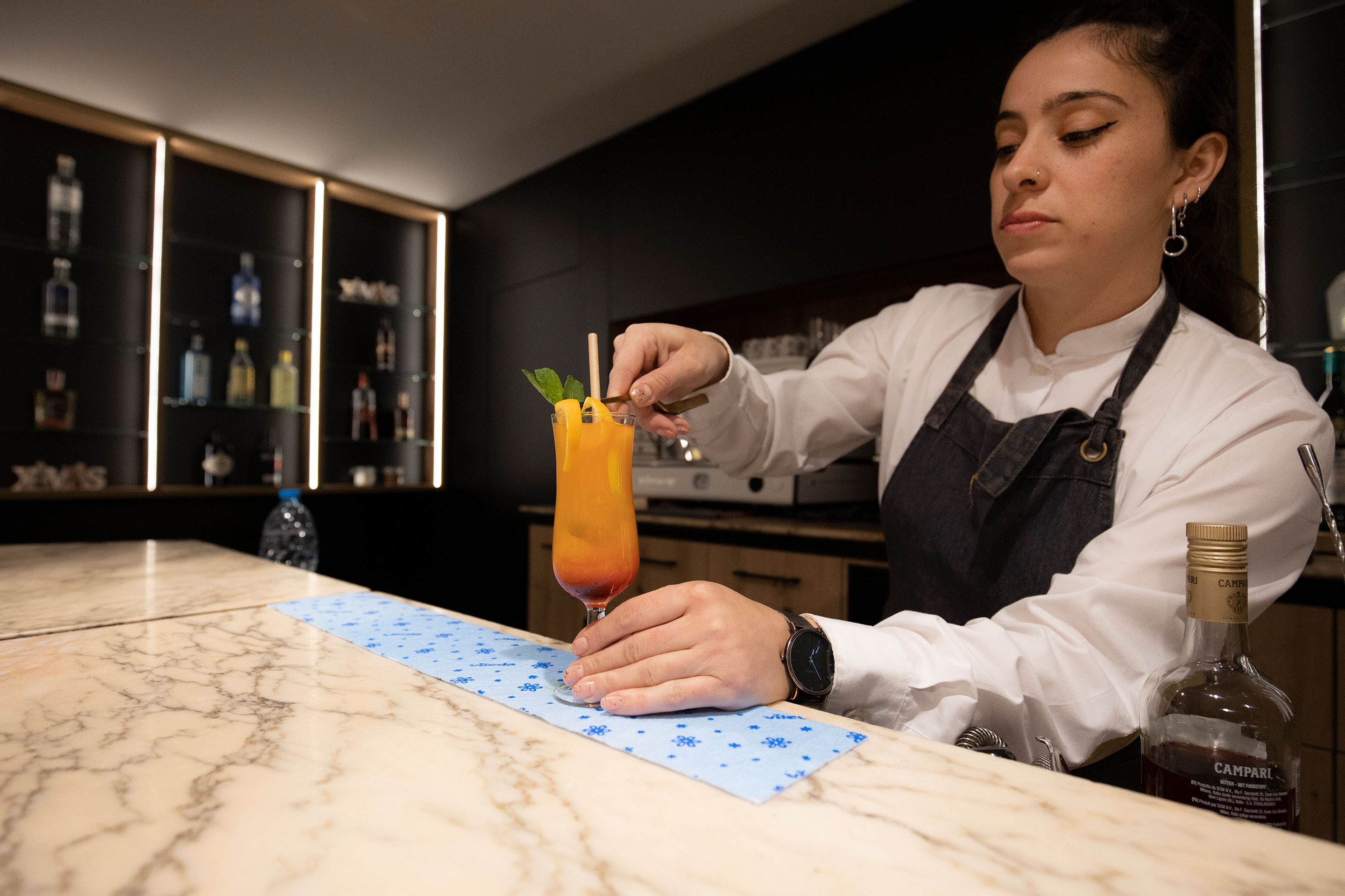 Barman preparando un cocktail tropical au bar de l'hôtel. Service de boisson NEXTA: Corporativa.