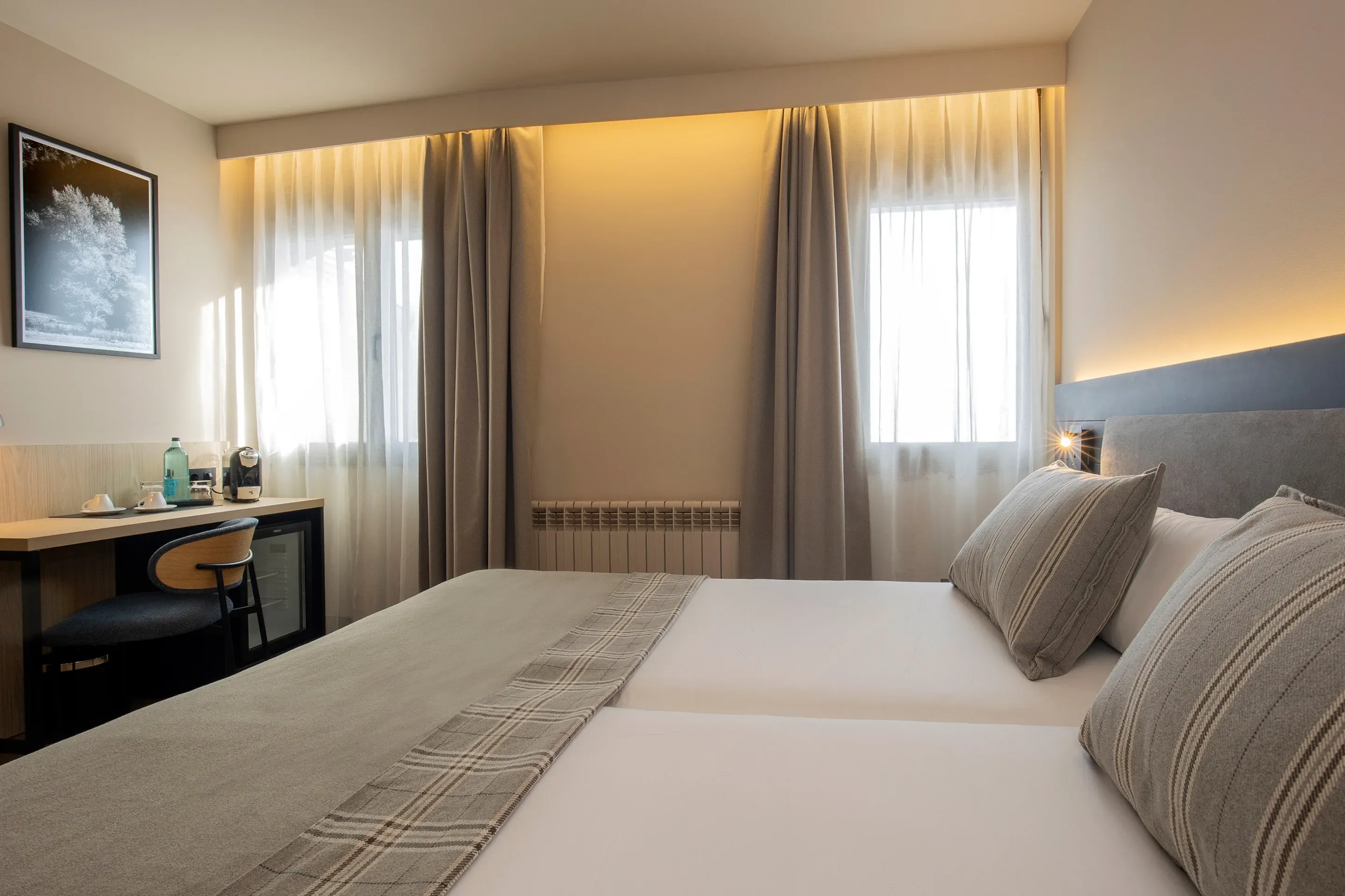 une chambre d' hôtel avec un lit et une chaise