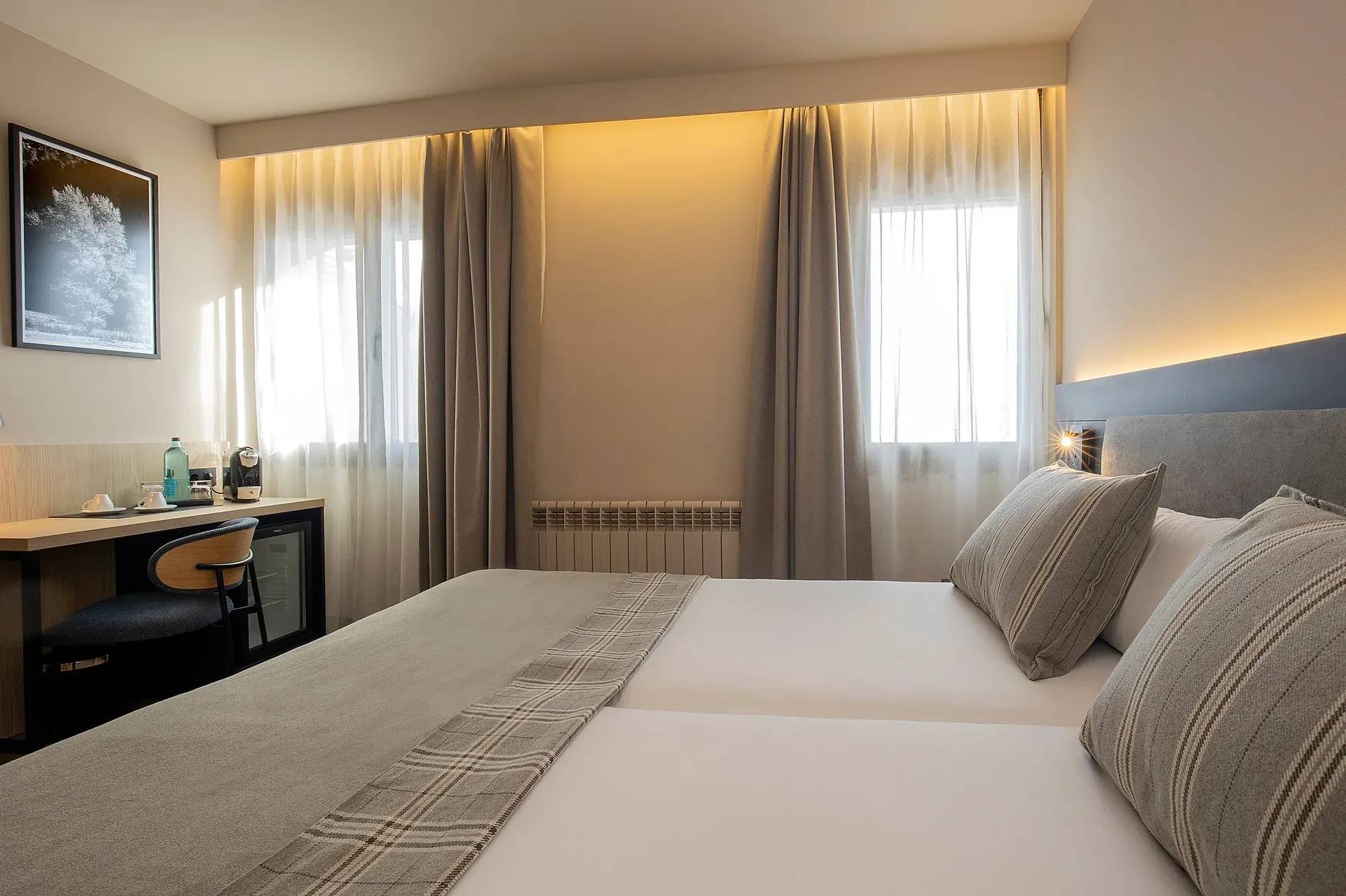 una habitación de hotel con una cama y una silla