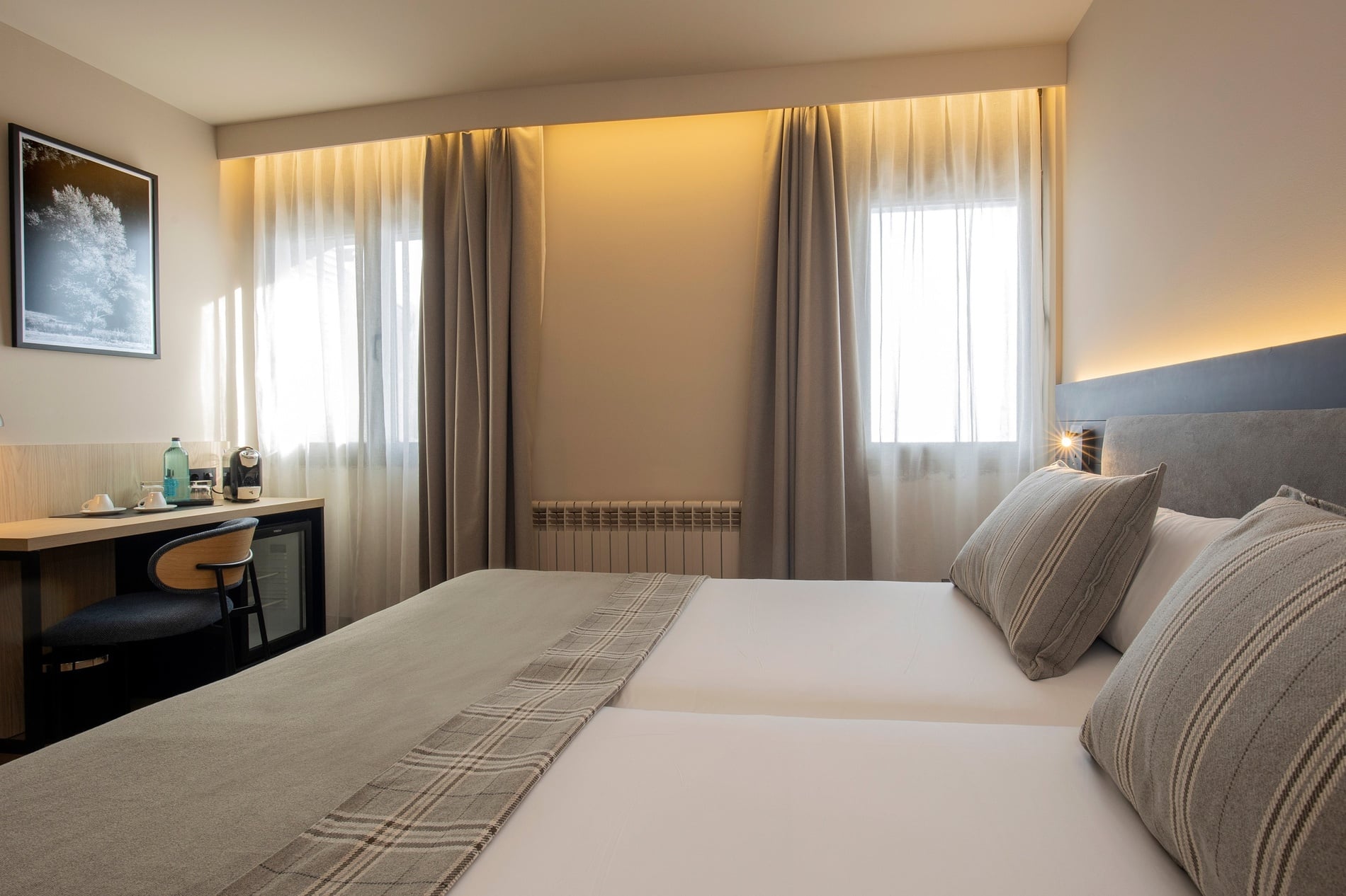 una habitació d' hotel amb un llit i una cadireta