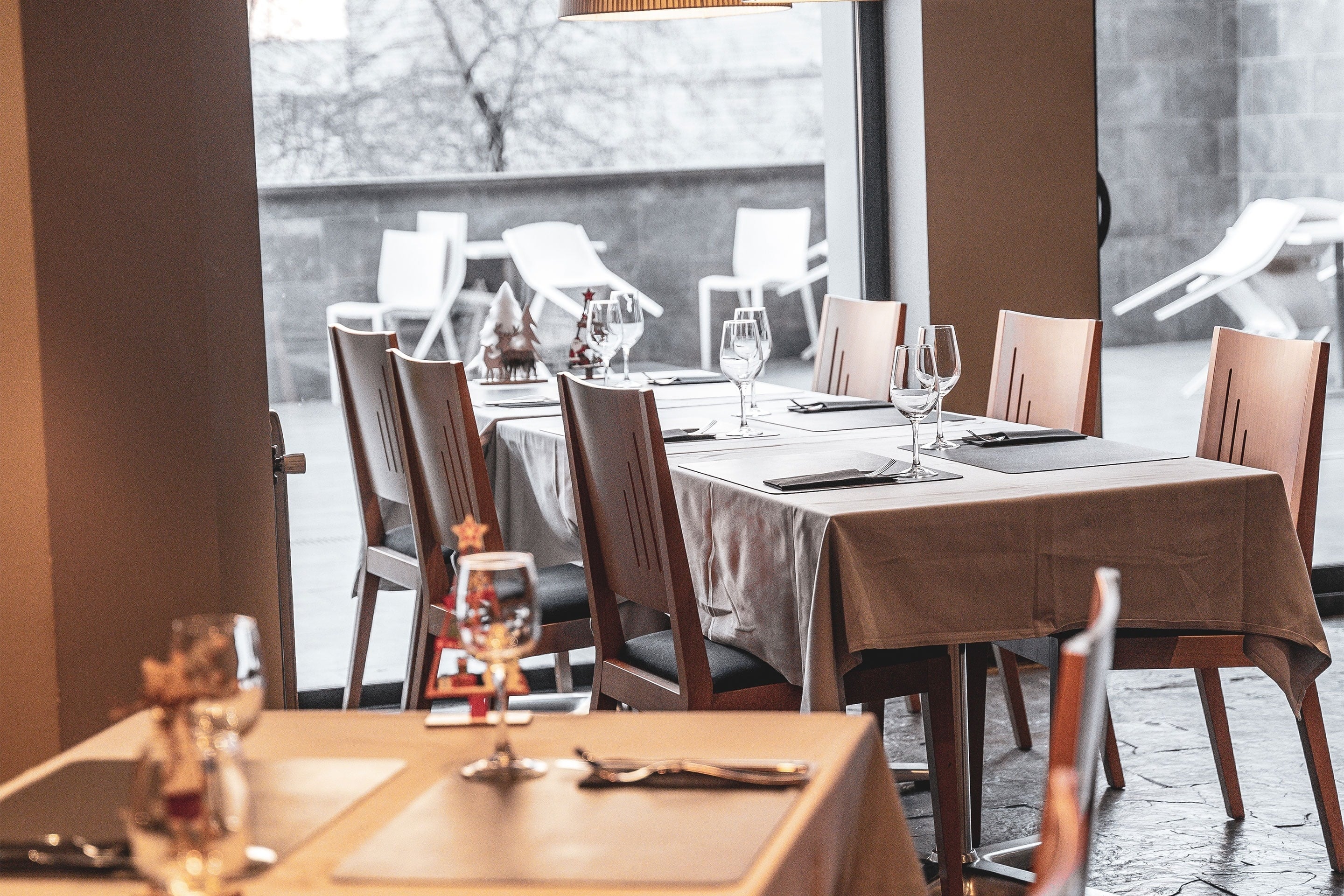 un homme tient le guidon d' un vélo bleu avec le numéro 28
