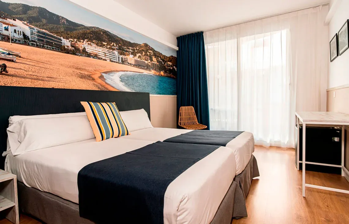 Chambre double NEXTA: Corporative avec fresque de plage et balcon ensoleillé.