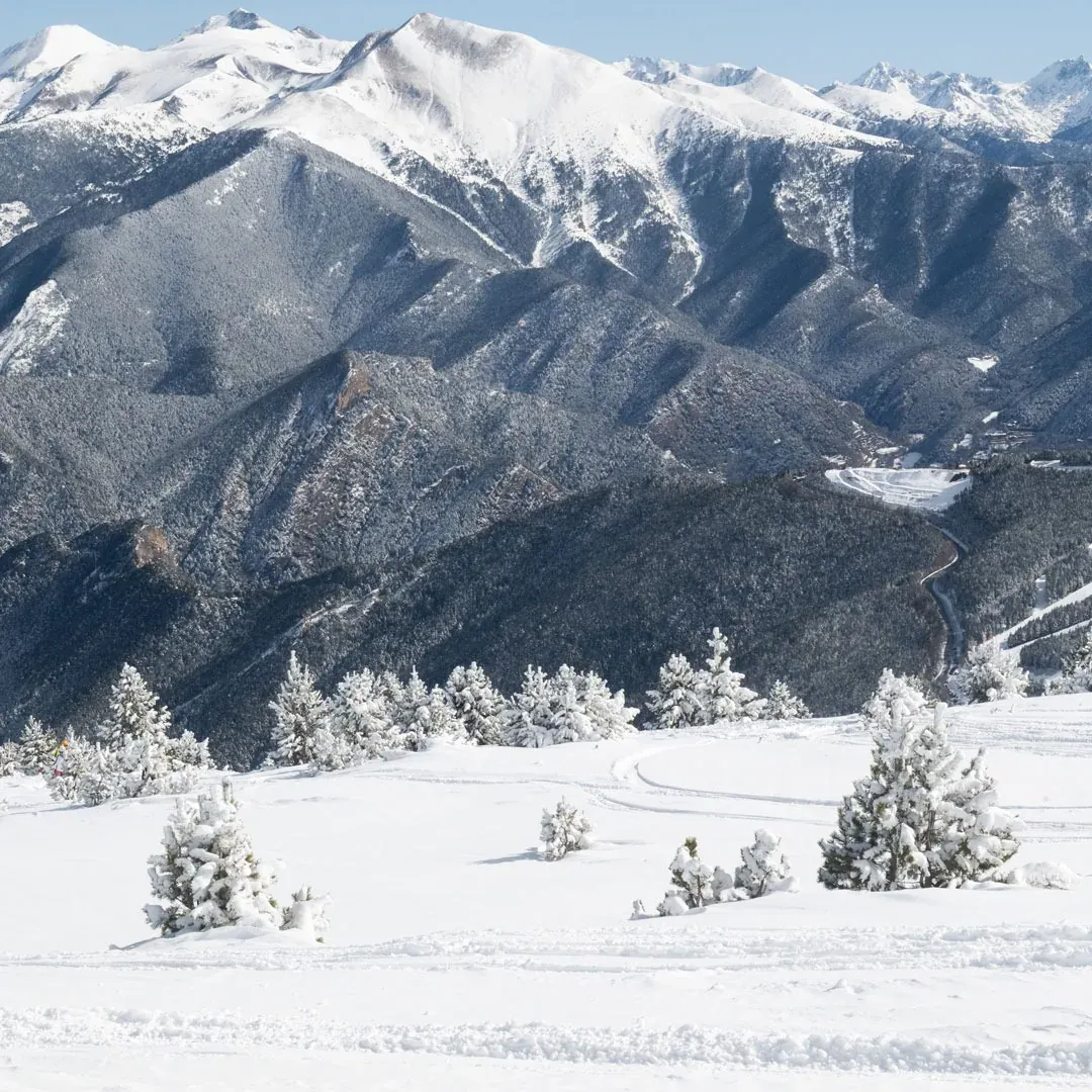 NEXTA: Corporativa - Snowy mountains, perfect for corporate retreats.
