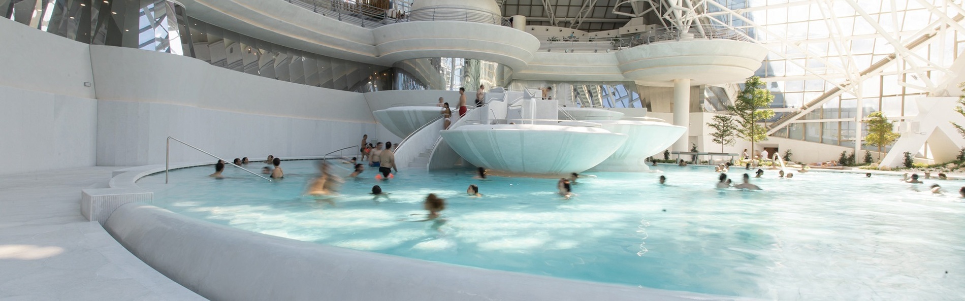 un grupo de personas nadando en una gran piscina