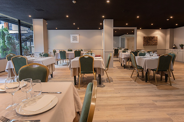 Modern hotel event space with balloon decorations and seating, perfect for NEXTA: Corporativa.