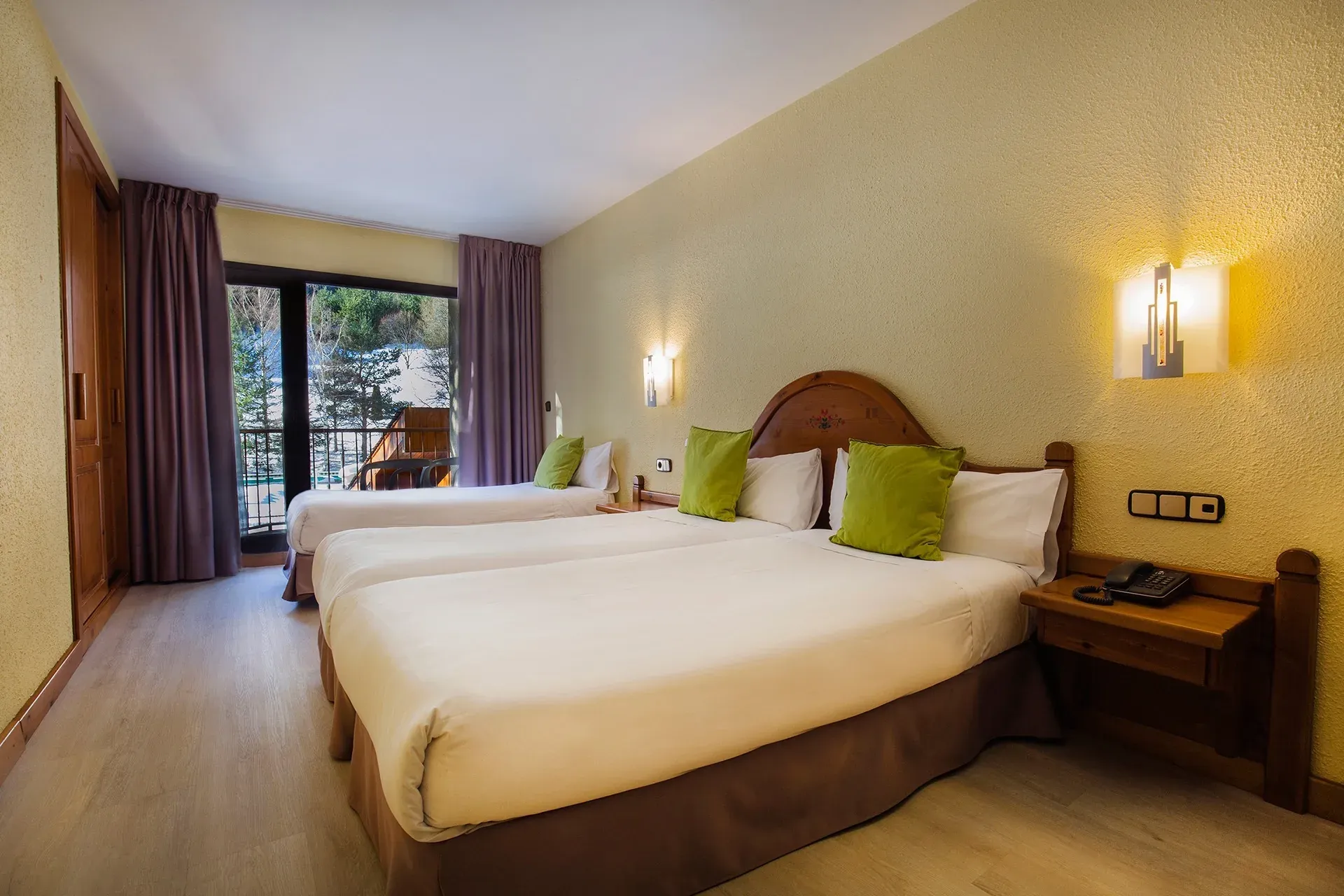 Chambre d'hôtel avec 2 lits jumeaux et 1 lit simple, vue sur les montagnes à Hôtel Sant Gothard | Nexta | Andorre | Site Officiel.
