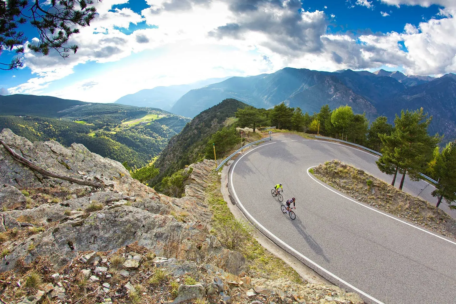 Ciclistes en carretera de muntanya escènica, ideal per a NEXTA: Corporativa