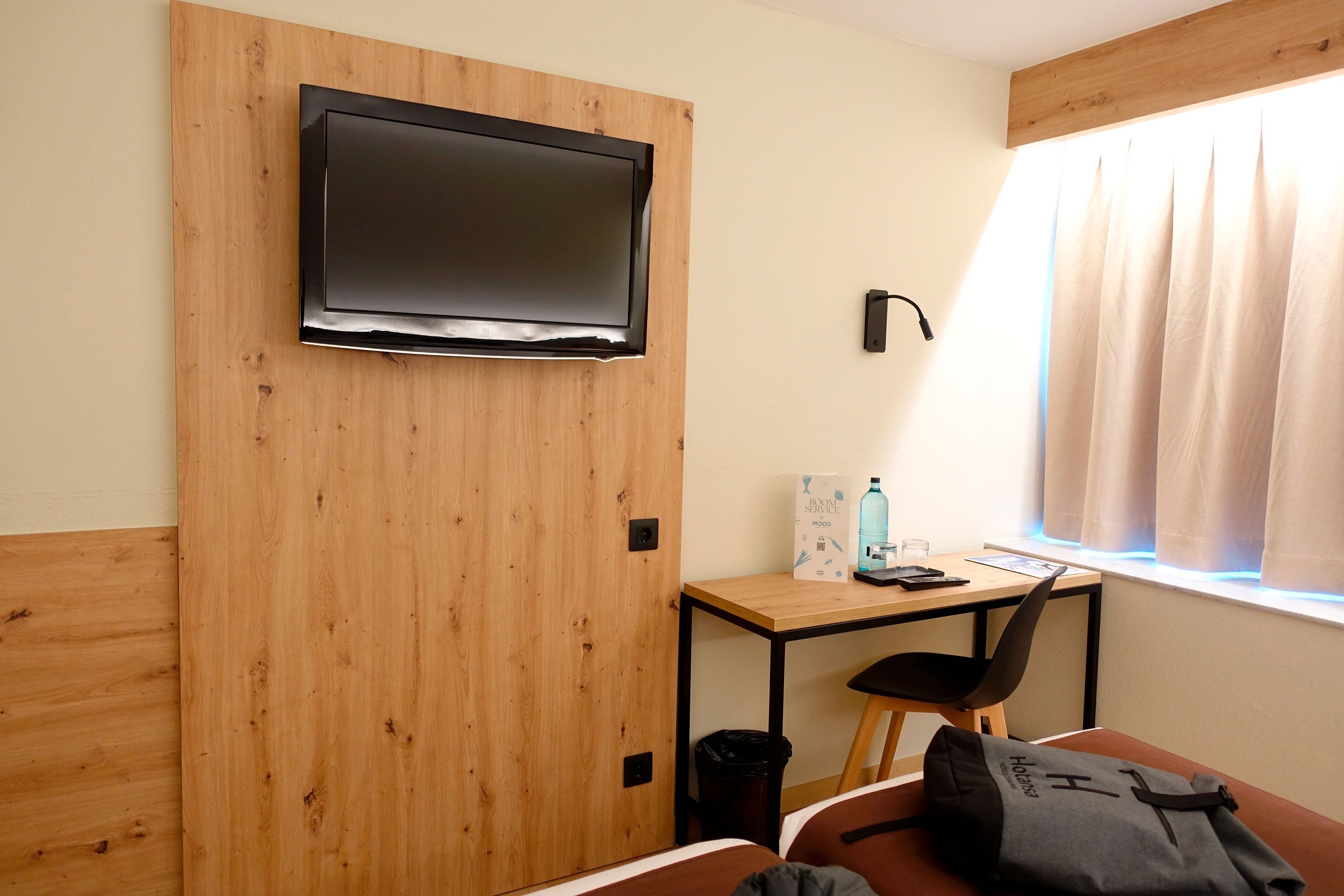 une chambre d' hôtel avec un bureau et une télévision