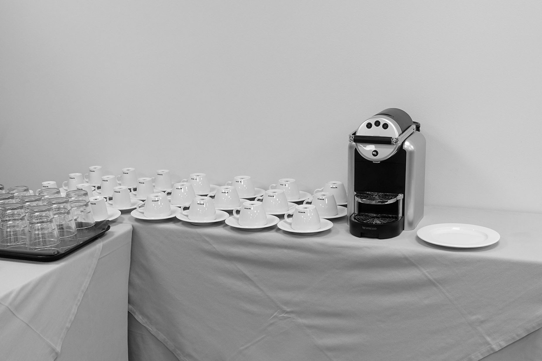 Tasses i cafetera per fer un cafè a NEXTA: Corporativa, preparat per a clients.