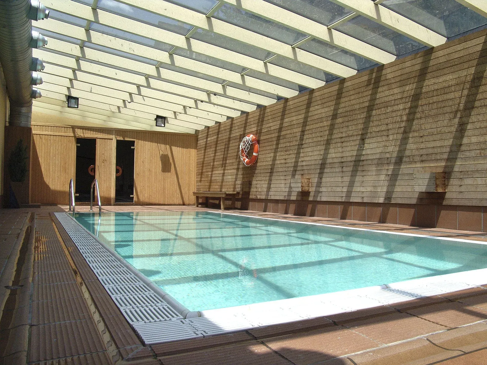 Piscina interior climatitzada amb sostre de vidre a Hotel Màgic La Massana | Nexta | Lloc Web Oficial