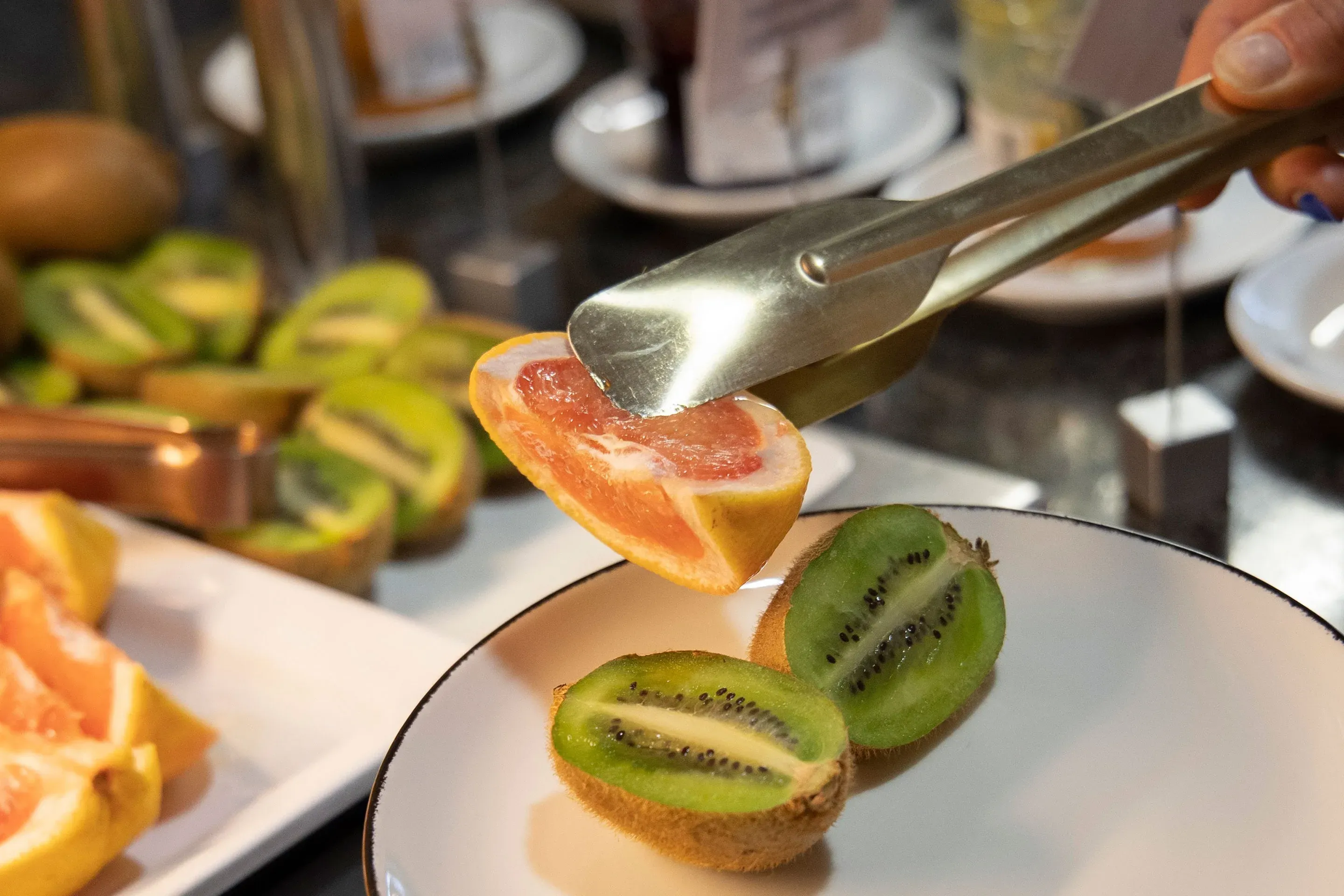 NEXTA: Corporativa. Bandeja de frutas con kiwi y pomelo, ideal para desayunos NEXTA.