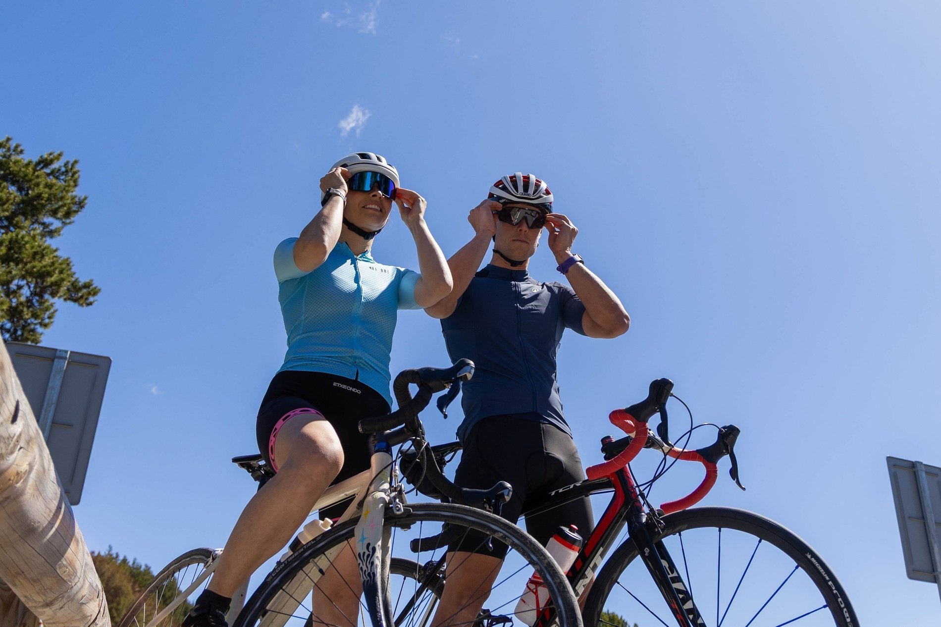 un hombre y una mujer se paran junto a sus bicicletas