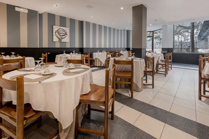 Modern hotel event space with balloon decorations and seating, perfect for NEXTA: Corporativa.