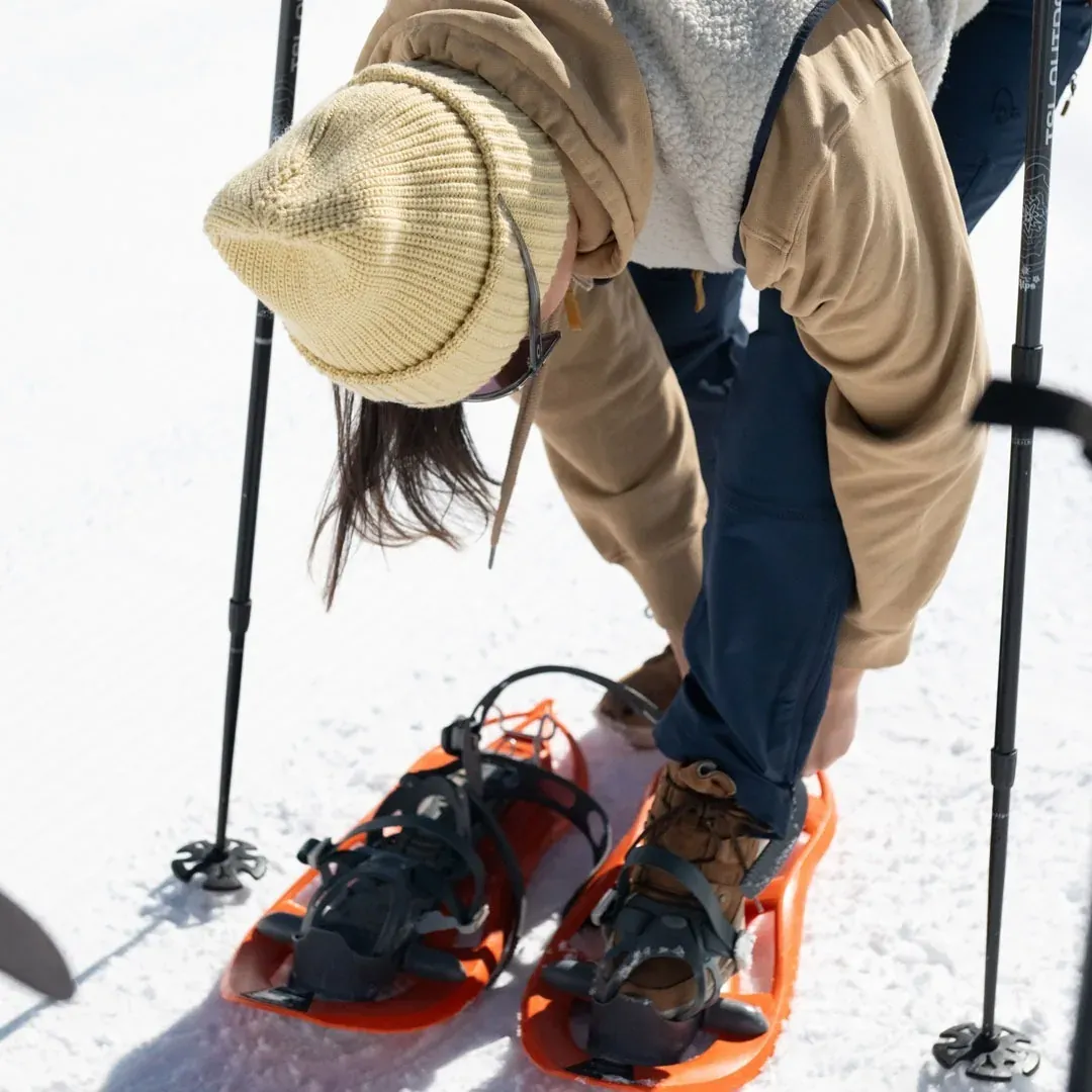 NEXTA: Corporativa - Person putting on snowshoes in the snow