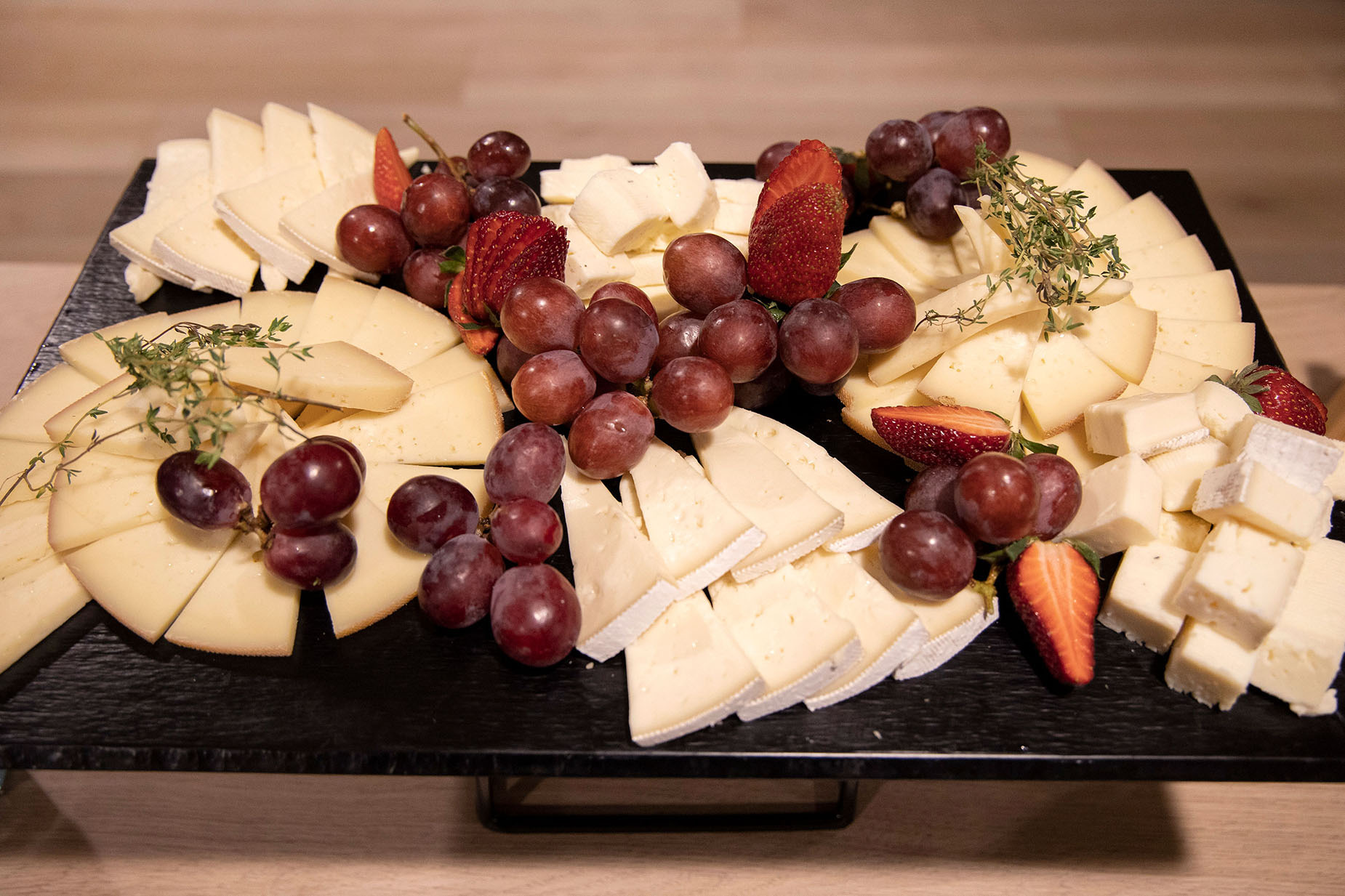 Cheese and fruit platter with grapes and strawberries, perfect for a hotel NEXTA: Corporativa.