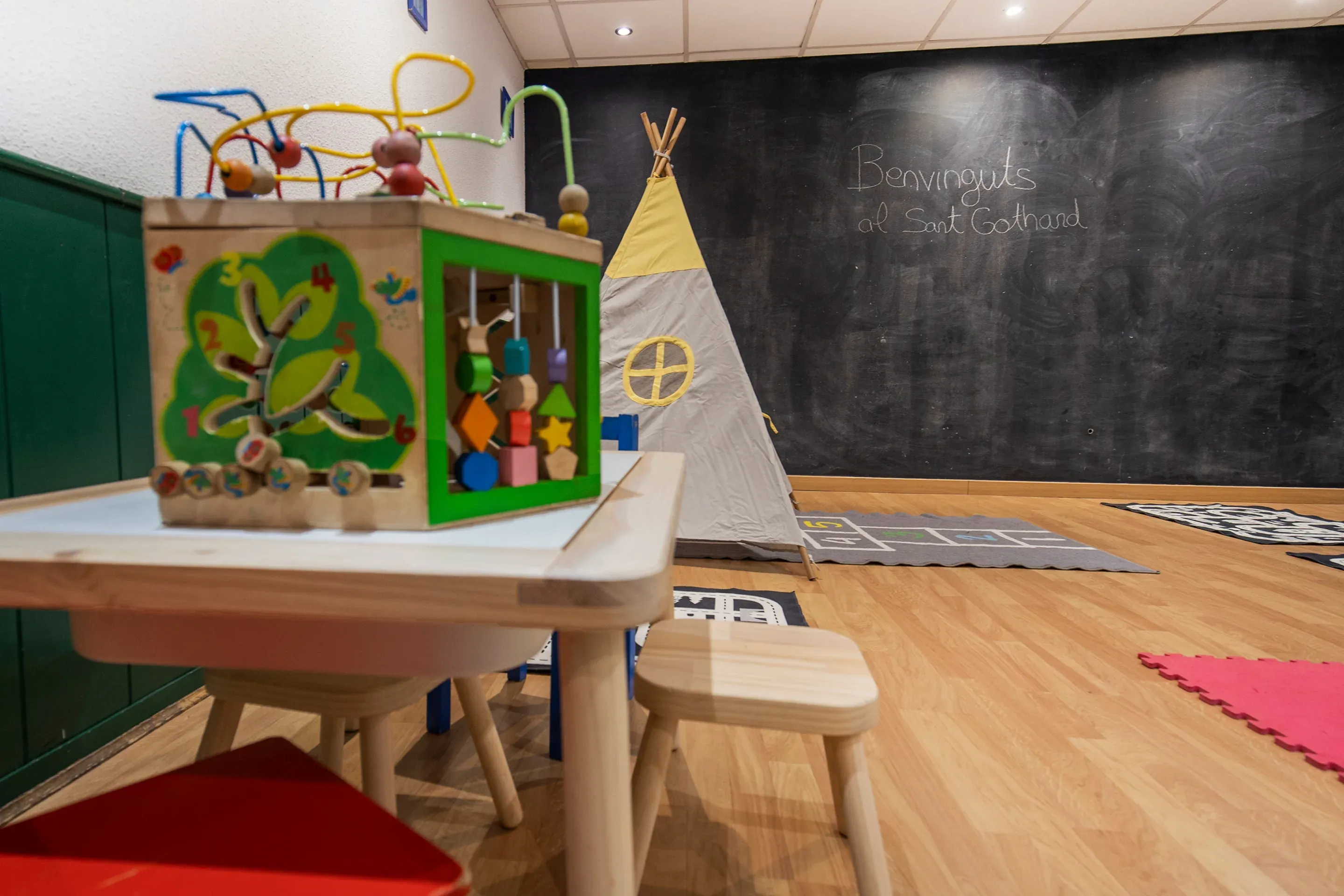 Kids playing with NEXTA: Corporativa colorful building blocks.